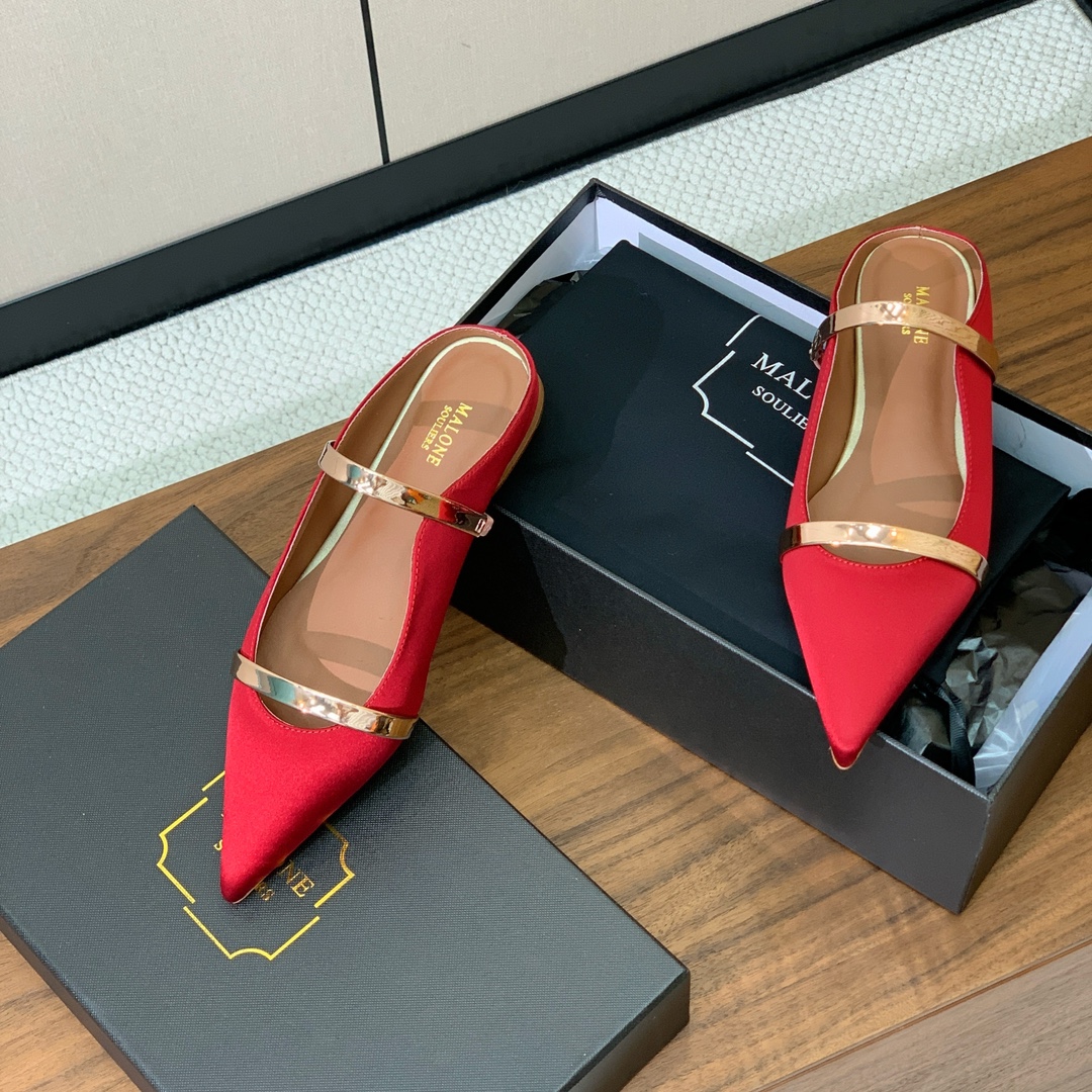 【Malone Souliers】平底半拖。喜欢过通混搭不同触感和地质的材料达到一种平的衡感觉。鞋面采用