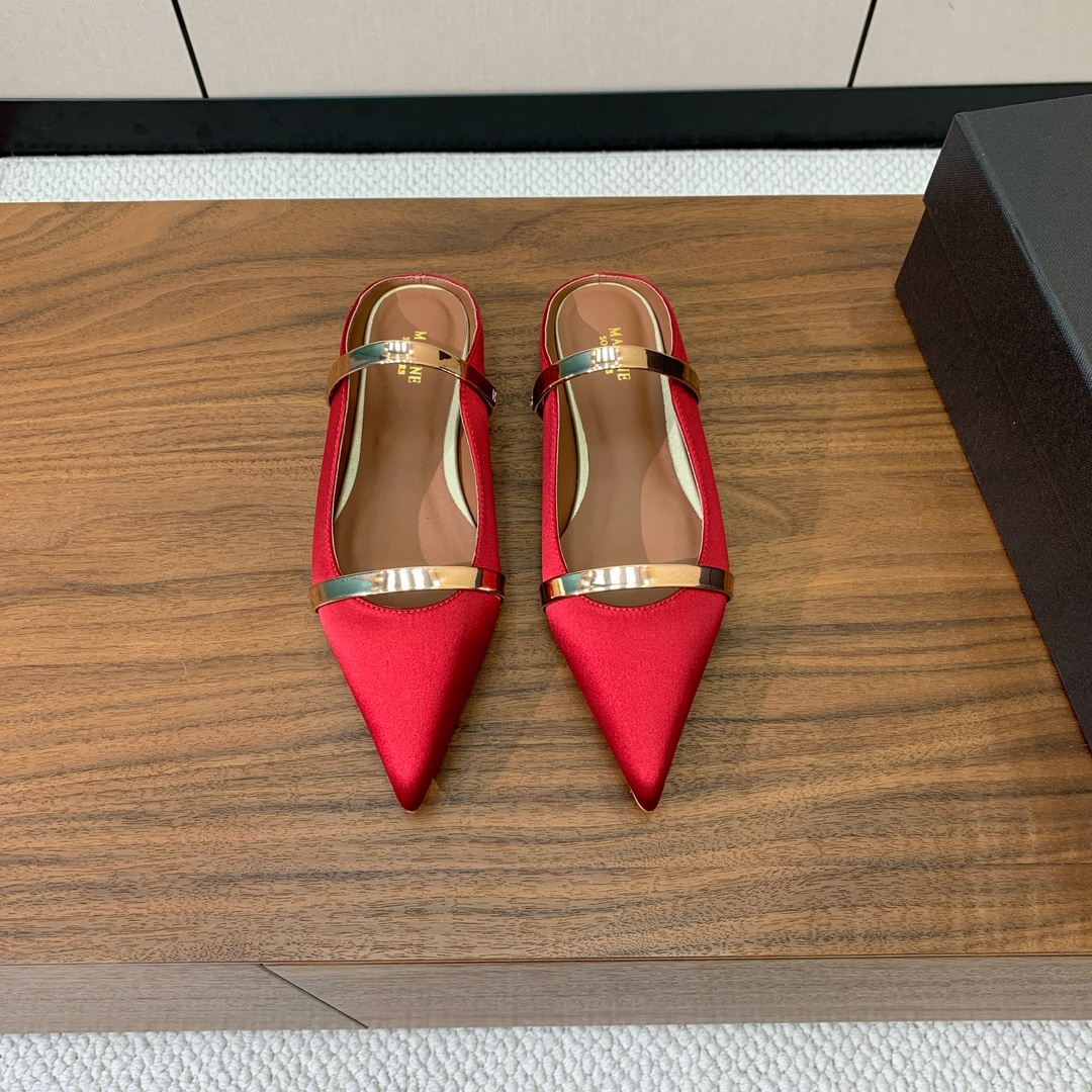 【Malone Souliers】平底半拖。喜欢过通混搭不同触感和地质的材料达到一种平的衡感觉。鞋面采用