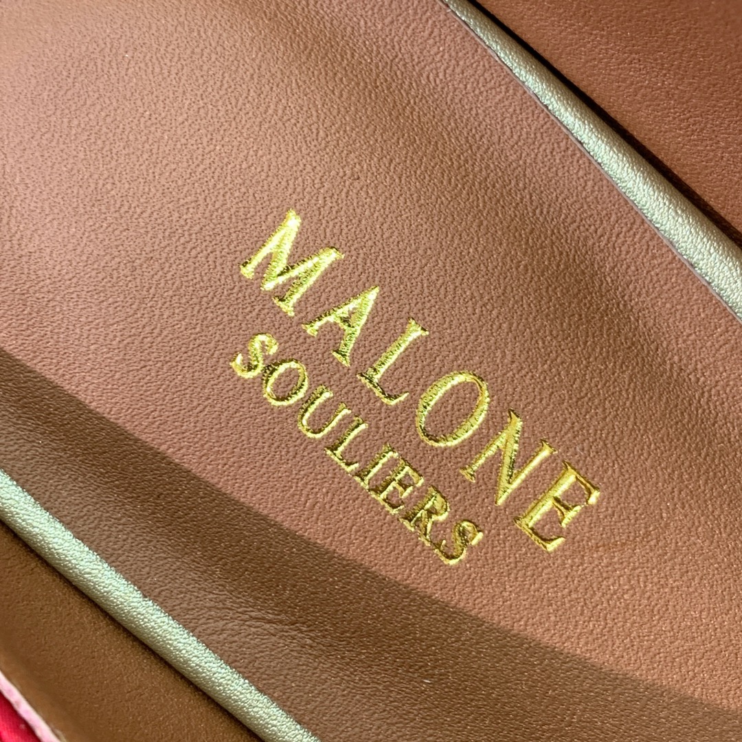 【Malone Souliers】平底半拖。喜欢过通混搭不同触感和地质的材料达到一种平的衡感觉。鞋面采用