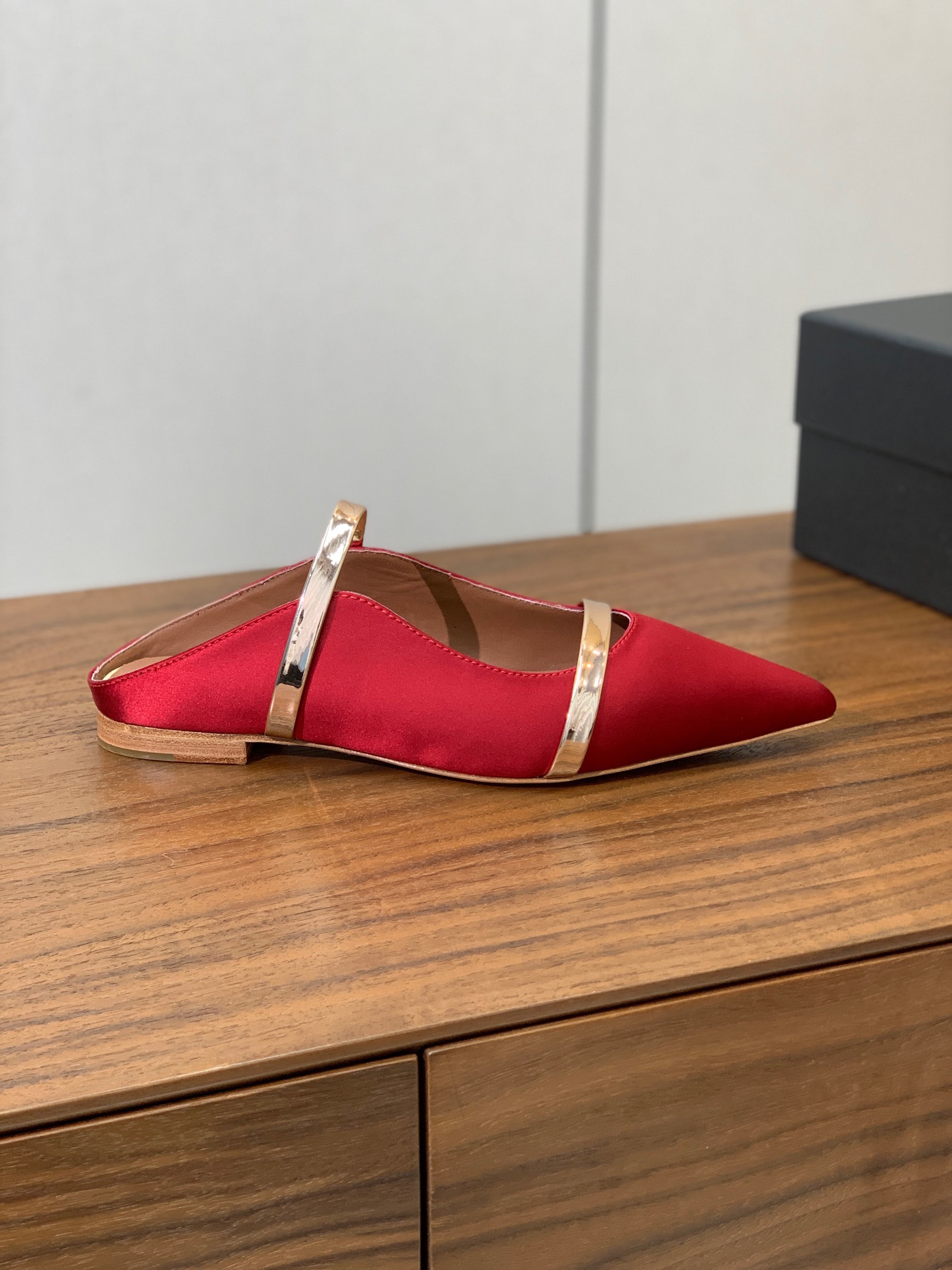 【Malone Souliers】平底半拖。喜欢过通混搭不同触感和地质的材料达到一种平的衡感觉。鞋面采用