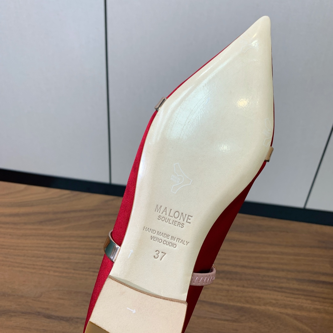 【Malone Souliers】平底半拖。喜欢过通混搭不同触感和地质的材料达到一种平的衡感觉。鞋面采用