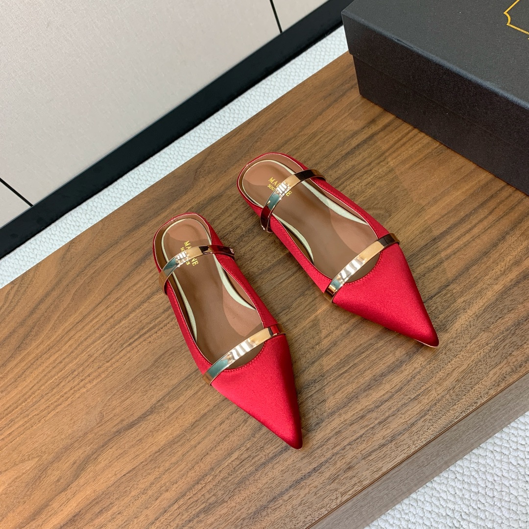 【Malone Souliers】平底半拖。喜欢过通混搭不同触感和地质的材料达到一种平的衡感觉。鞋面采用