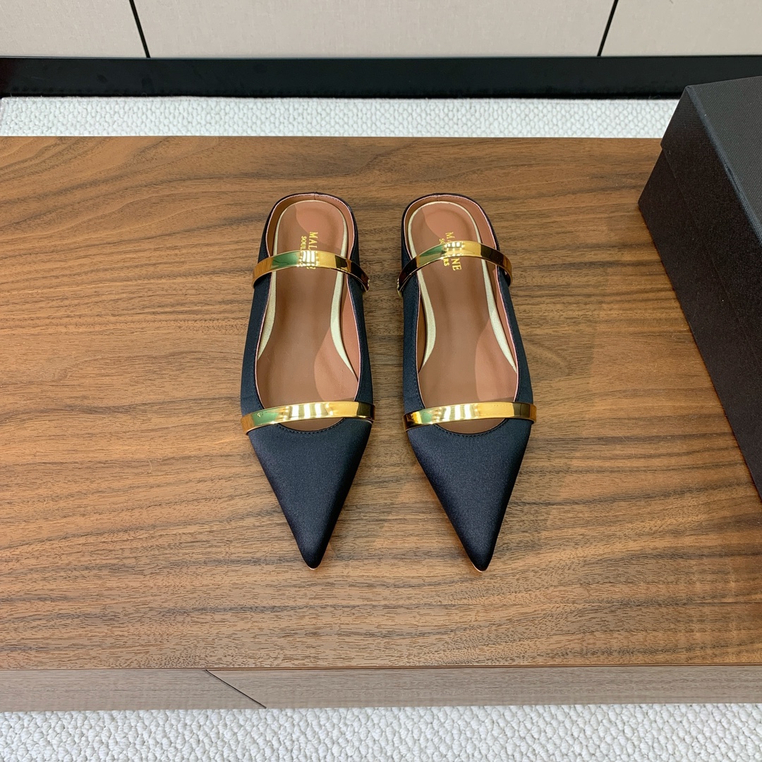 NO:230810,【Malone Souliers】 Flat sole semi-travel. I like to achieve a balanced feeling by mixing and matching materials with different touch and geological textures. The upper uses imported cowhide, sheepskin inner lining, and imported genuine leather soles. Size 35-41 (40, 41 custom made without return and exchange) batch, semi-travel sandals, sandals, cowhide, sheepskin, Leather soles19860909【Malone Souliers】平底半拖.喜欢过通混搭不同触感和地质的材料达到一种平的衡感觉.鞋面采用进口牛皮,羊皮内里,进口真皮大底. 码数35-41（40、41定制不退换） 批,半拖凉鞋,sandals,cowhide,sheepskin,Leather soles,Women's Shoes