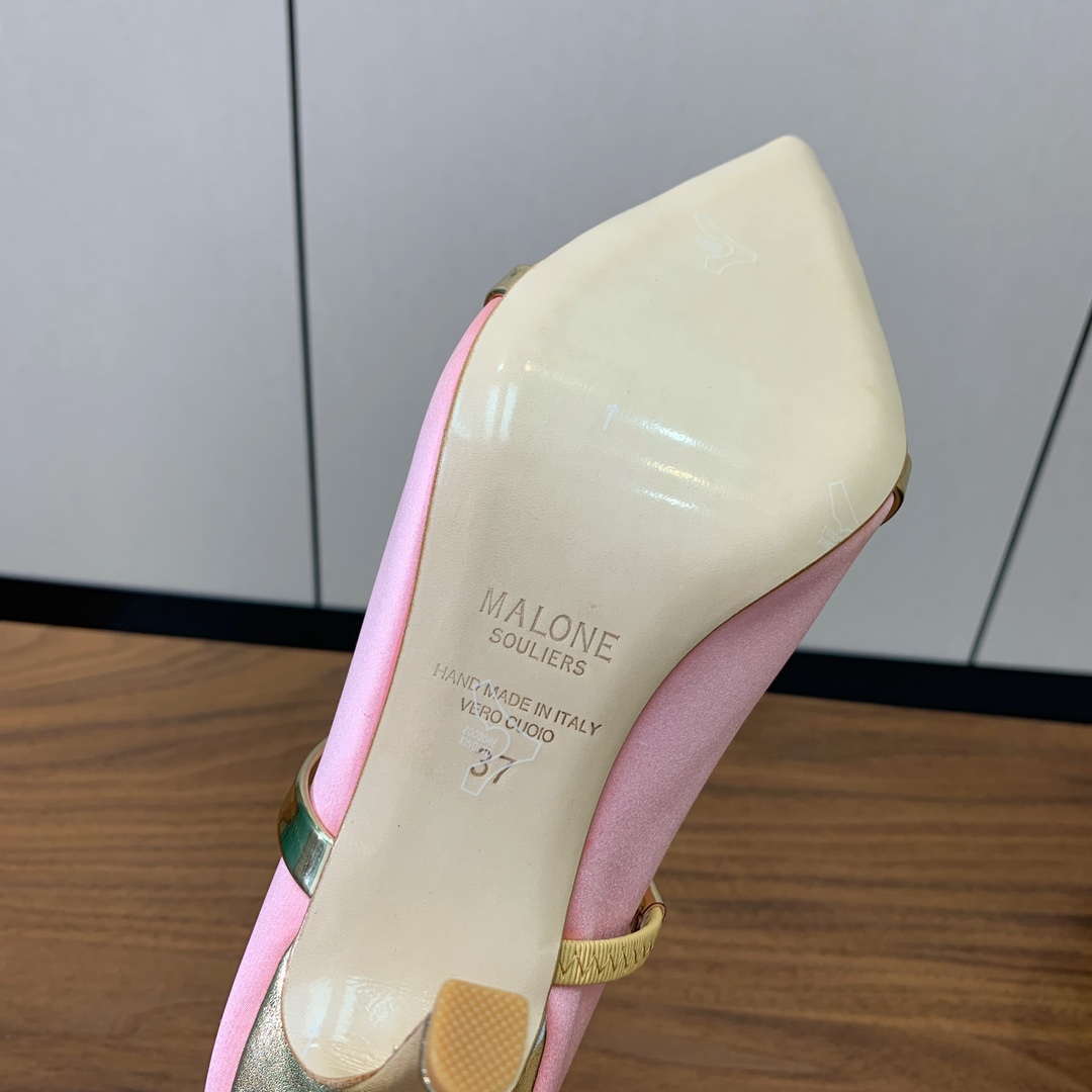 【Malone Souliers】中跟半拖。喜欢过通混搭不同触感和地质的材料达到一种平的衡感觉。鞋面采用