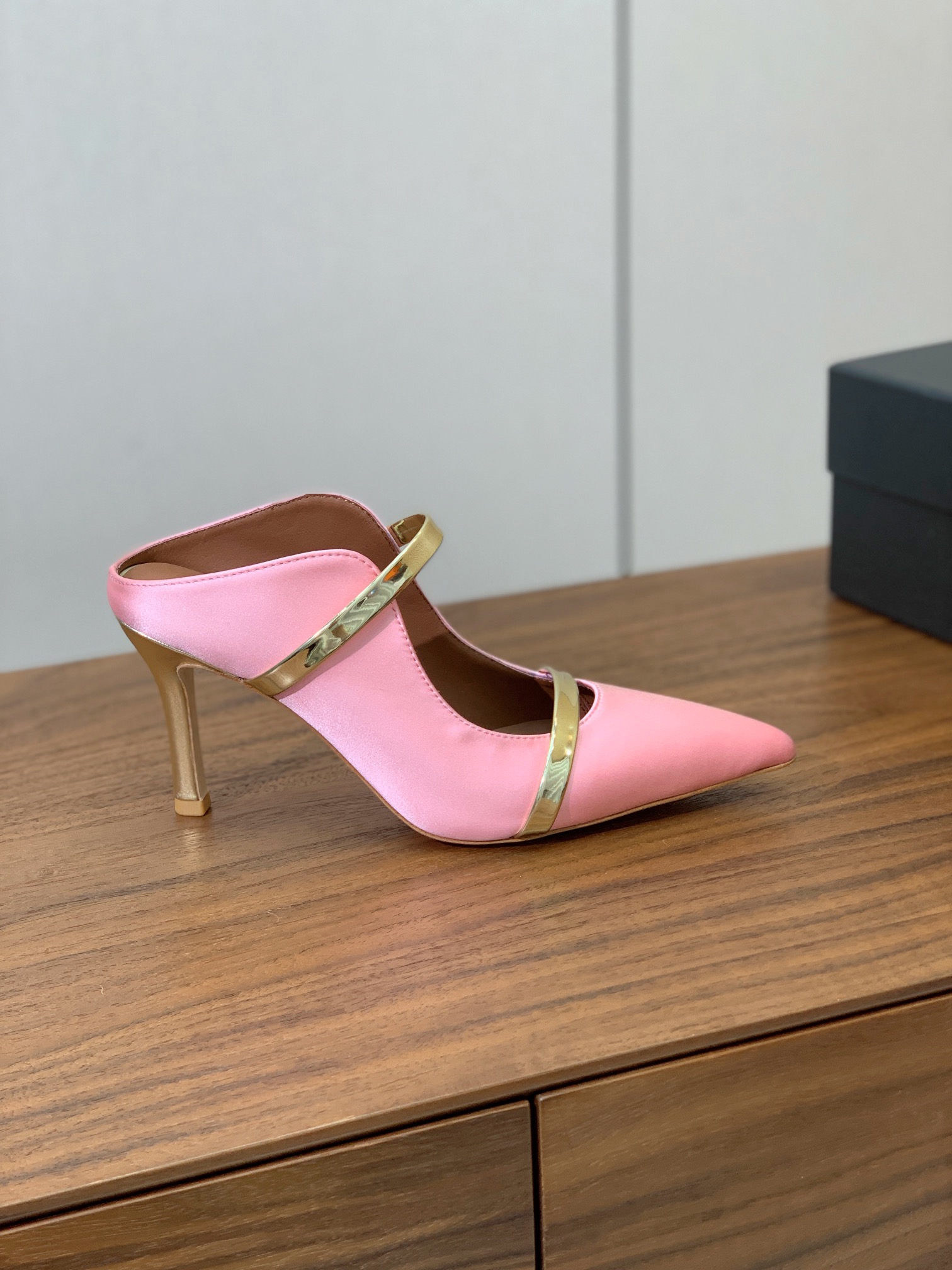 【Malone Souliers】中跟半拖。喜欢过通混搭不同触感和地质的材料达到一种平的衡感觉。鞋面采用