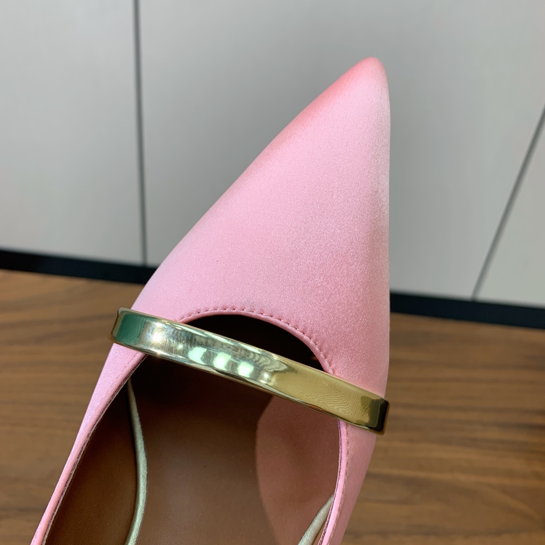 【Malone Souliers】中跟半拖。喜欢过通混搭不同触感和地质的材料达到一种平的衡感觉。鞋面采用