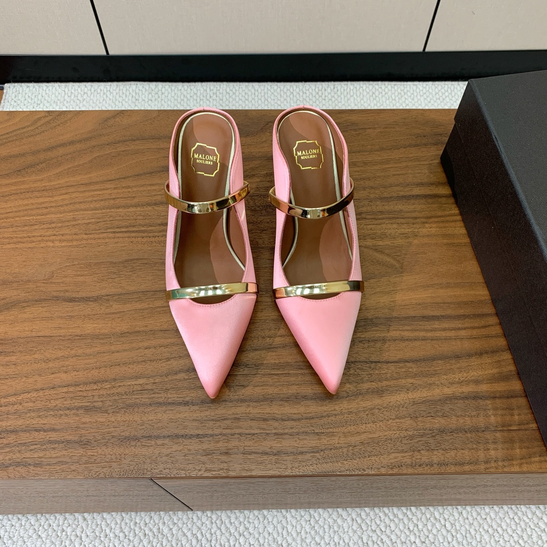 【Malone Souliers】中跟半拖。喜欢过通混搭不同触感和地质的材料达到一种平的衡感觉。鞋面采用