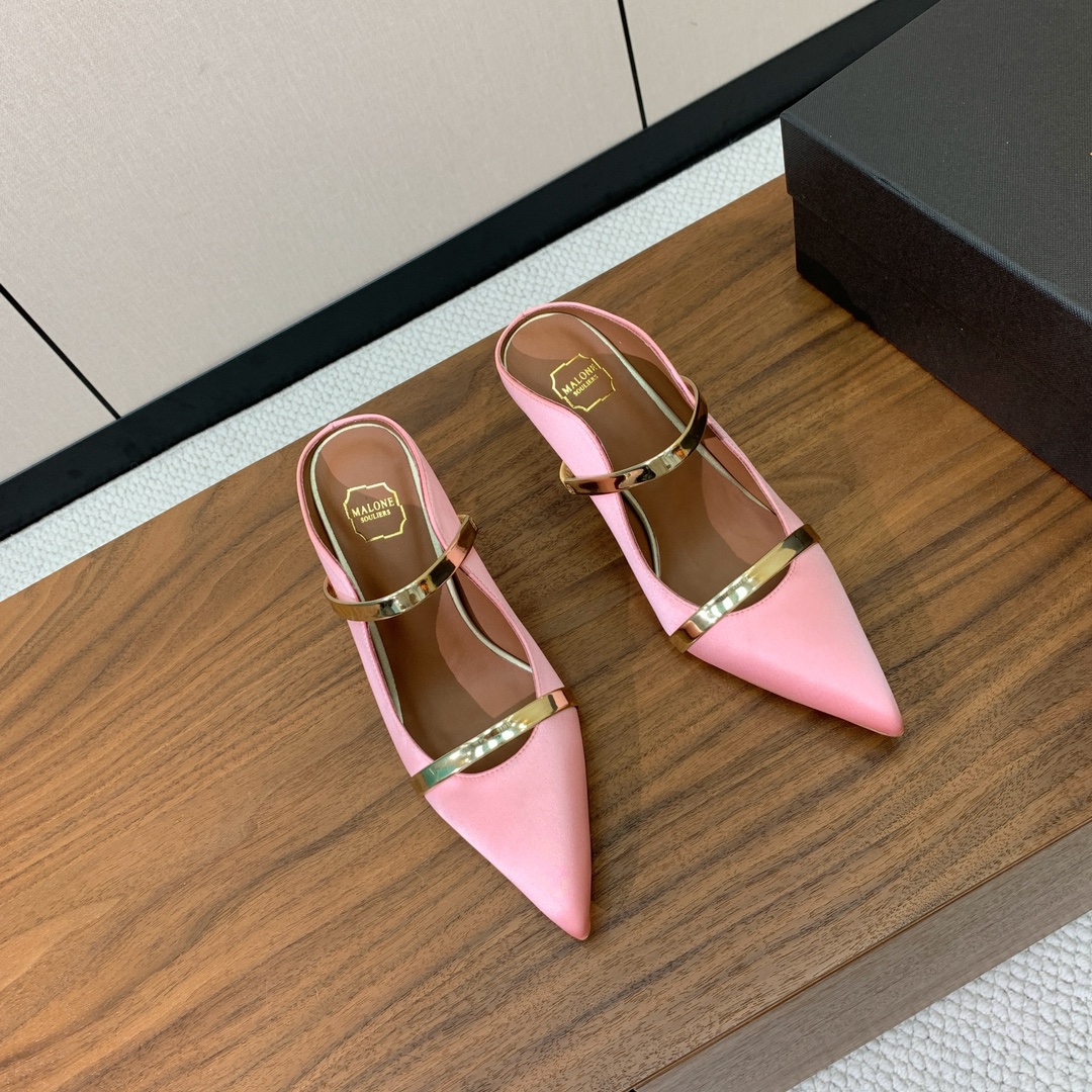 【Malone Souliers】中跟半拖。喜欢过通混搭不同触感和地质的材料达到一种平的衡感觉。鞋面采用