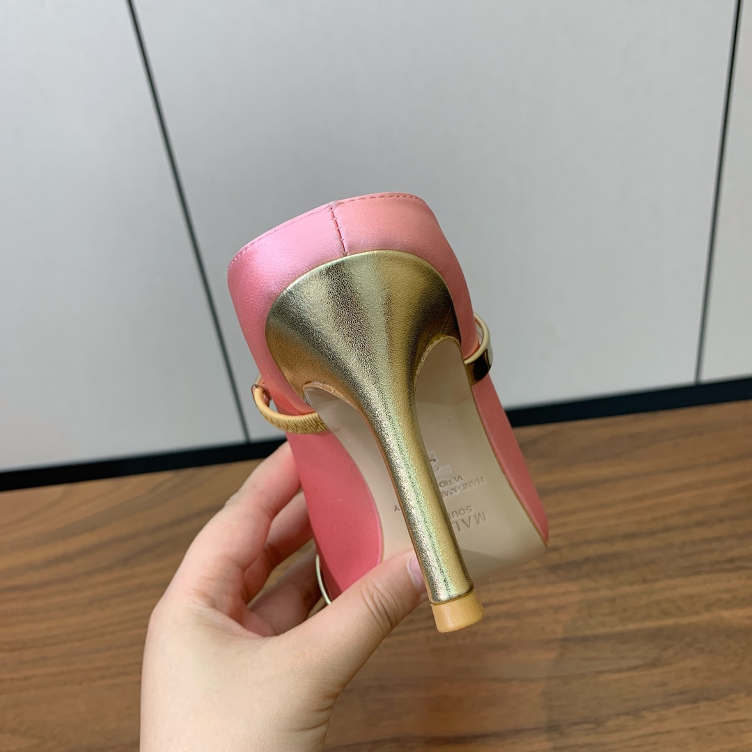 【Malone Souliers】中跟半拖。喜欢过通混搭不同触感和地质的材料达到一种平的衡感觉。鞋面采用