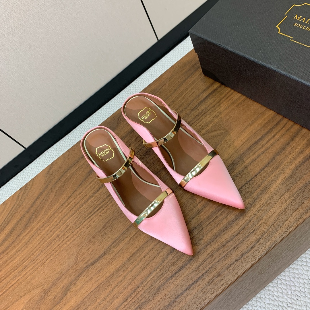 【Malone Souliers】中跟半拖。喜欢过通混搭不同触感和地质的材料达到一种平的衡感觉。鞋面采用