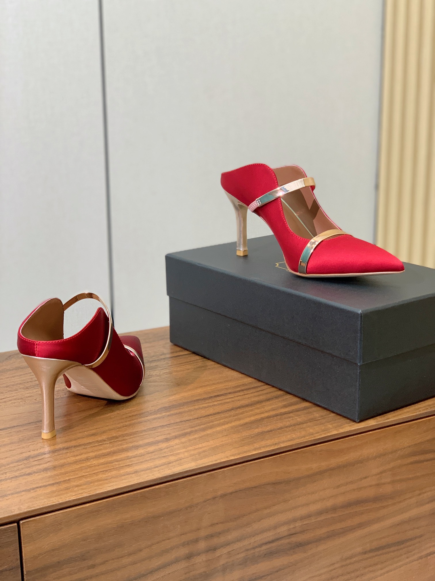 【Malone Souliers】中跟半拖。喜欢过通混搭不同触感和地质的材料达到一种平的衡感觉。鞋面采用