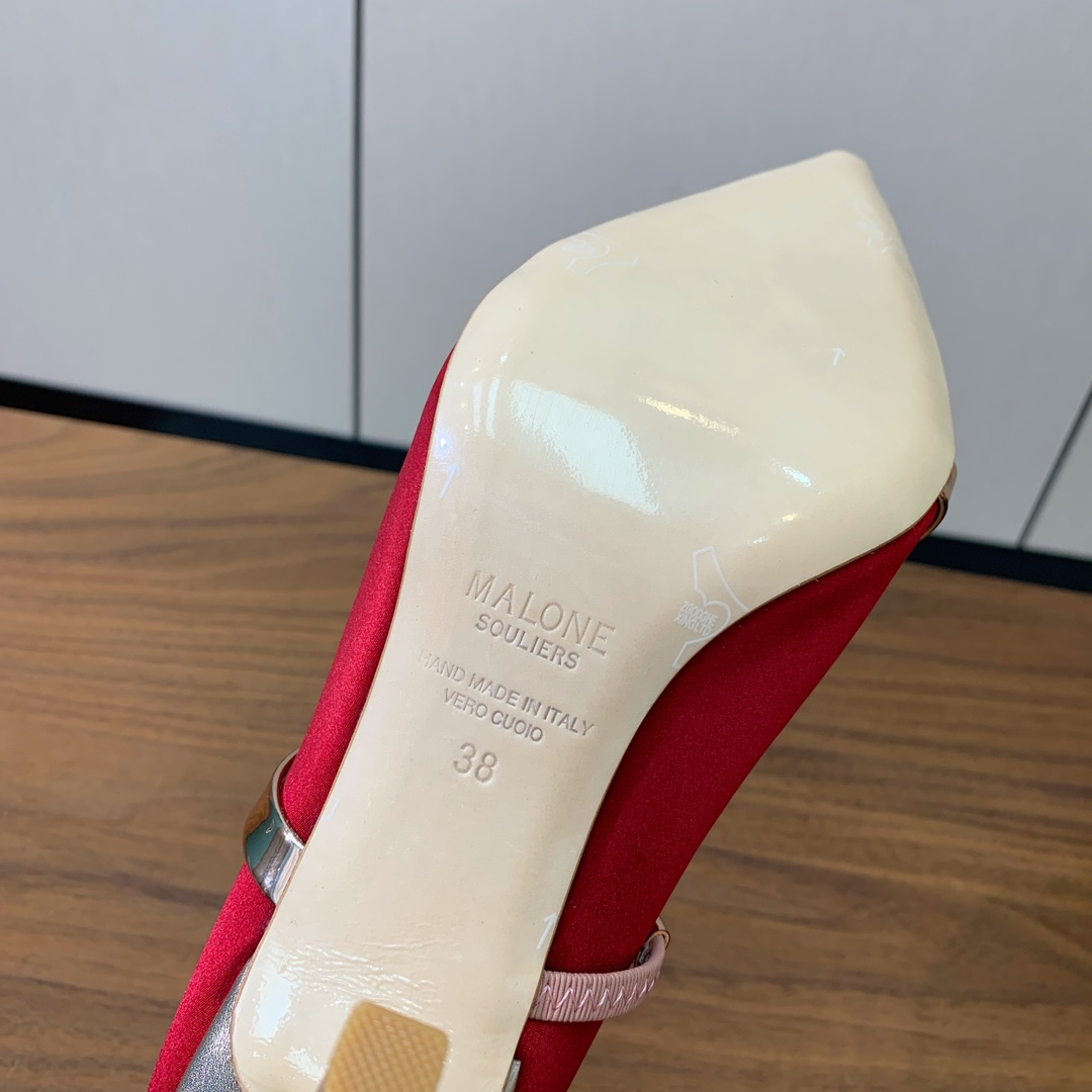 【Malone Souliers】中跟半拖。喜欢过通混搭不同触感和地质的材料达到一种平的衡感觉。鞋面采用