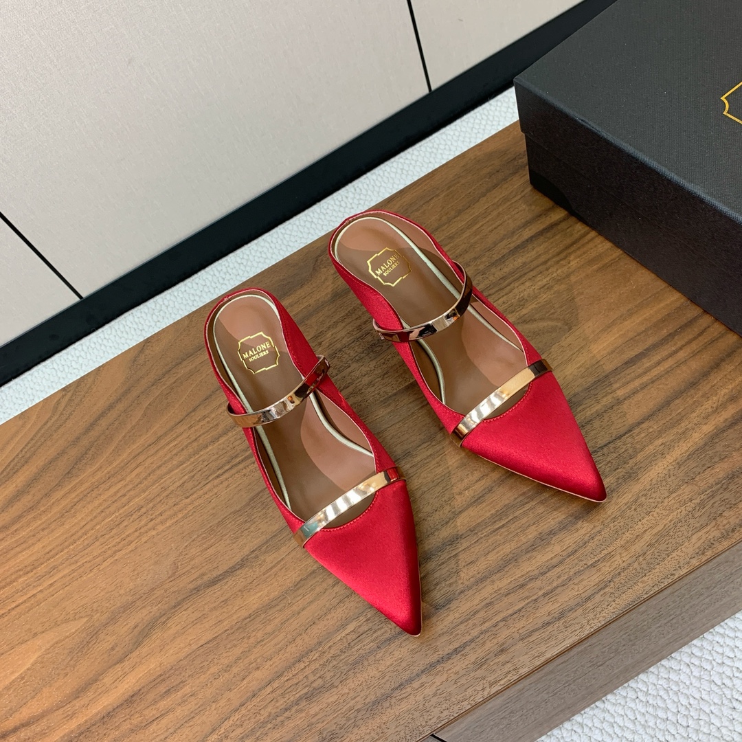 【Malone Souliers】中跟半拖。喜欢过通混搭不同触感和地质的材料达到一种平的衡感觉。鞋面采用