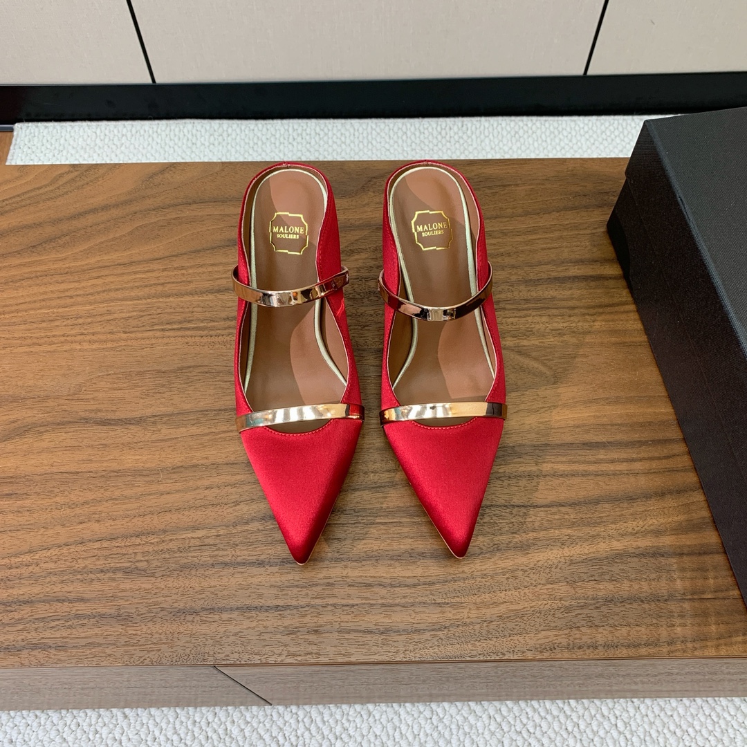 【Malone Souliers】中跟半拖。喜欢过通混搭不同触感和地质的材料达到一种平的衡感觉。鞋面采用