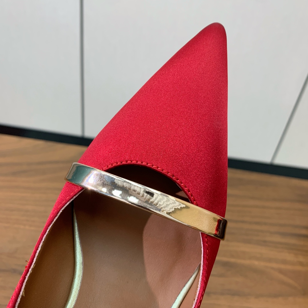 【Malone Souliers】中跟半拖。喜欢过通混搭不同触感和地质的材料达到一种平的衡感觉。鞋面采用