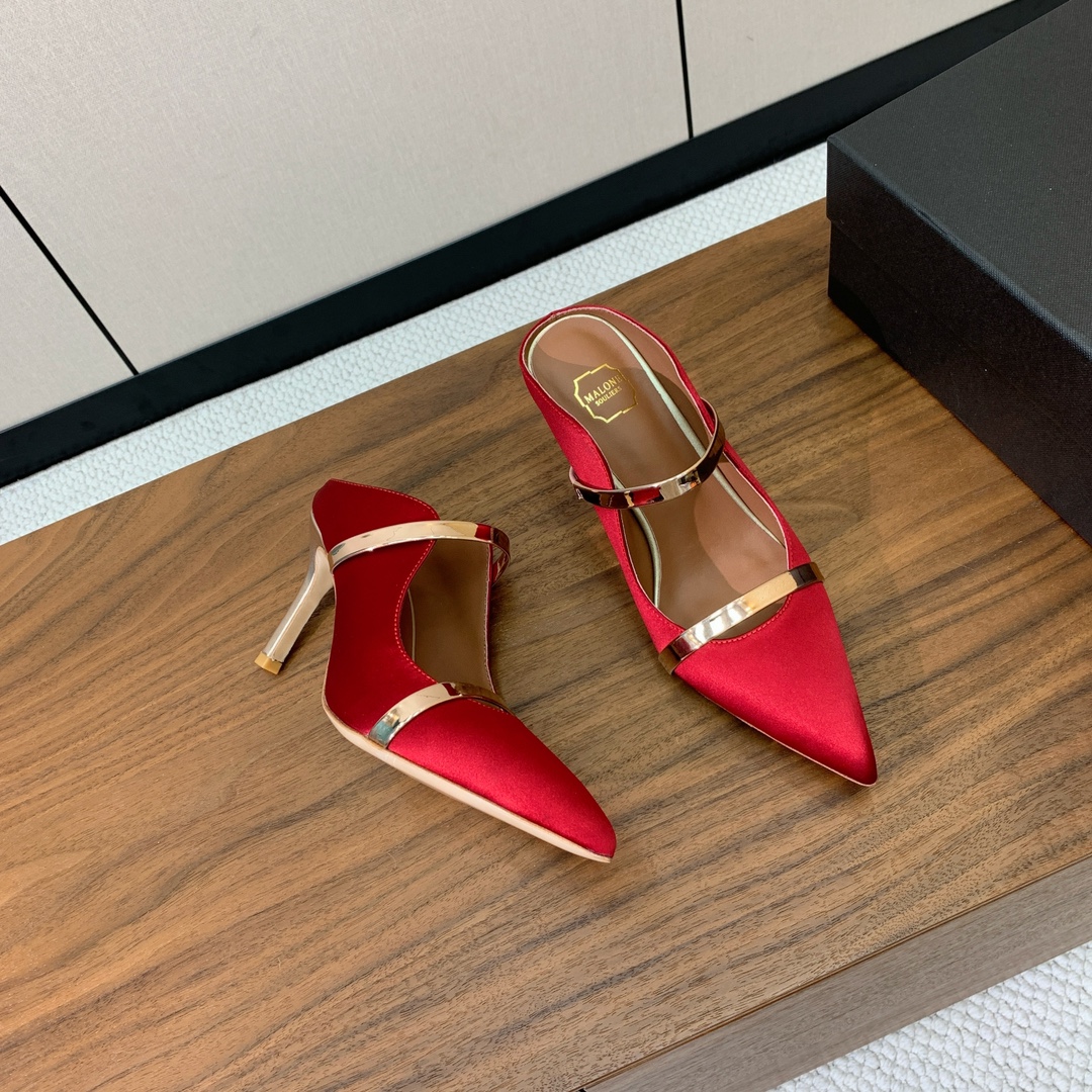 【Malone Souliers】中跟半拖。喜欢过通混搭不同触感和地质的材料达到一种平的衡感觉。鞋面采用