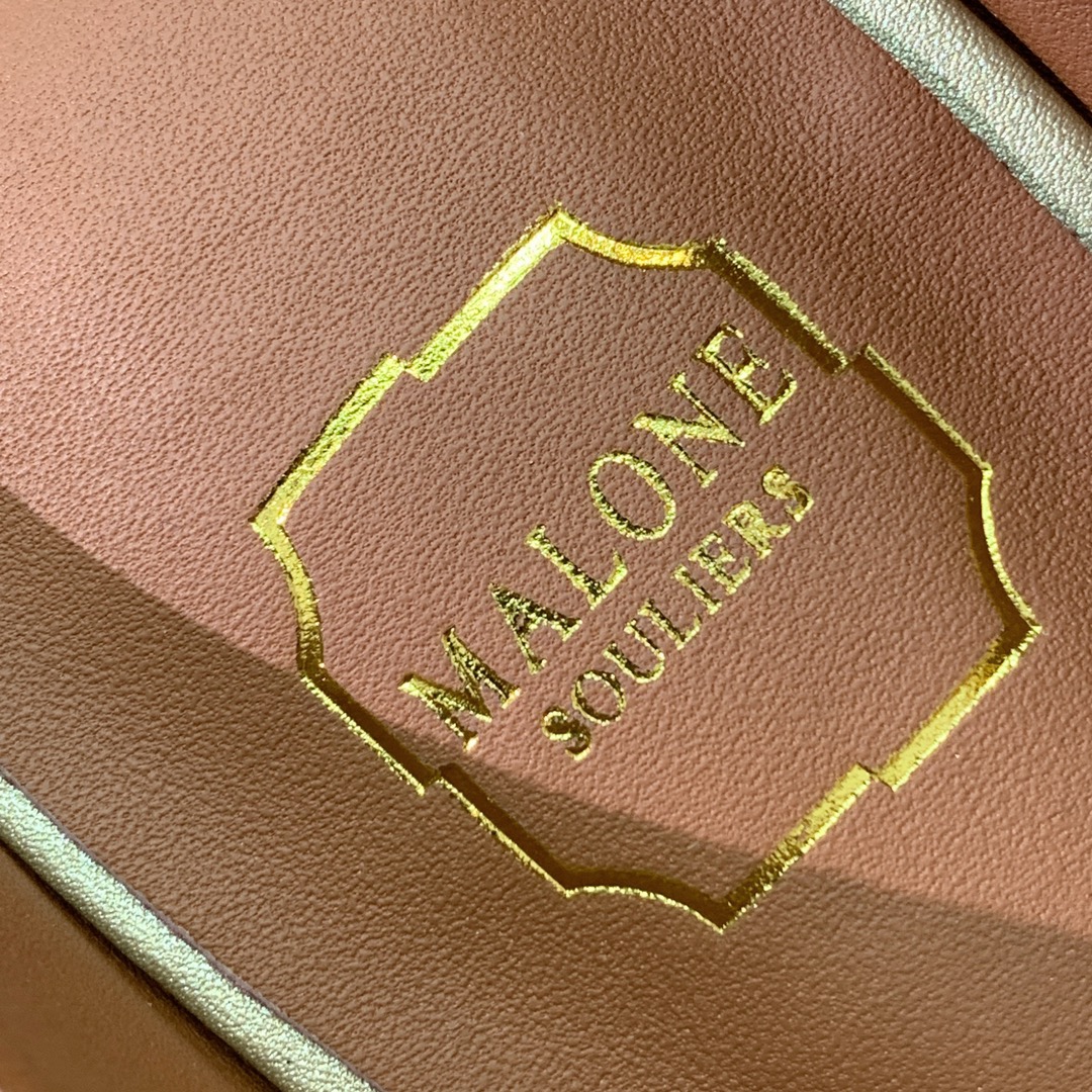 【Malone Souliers】中跟半拖。喜欢过通混搭不同触感和地质的材料达到一种平的衡感觉。鞋面采用