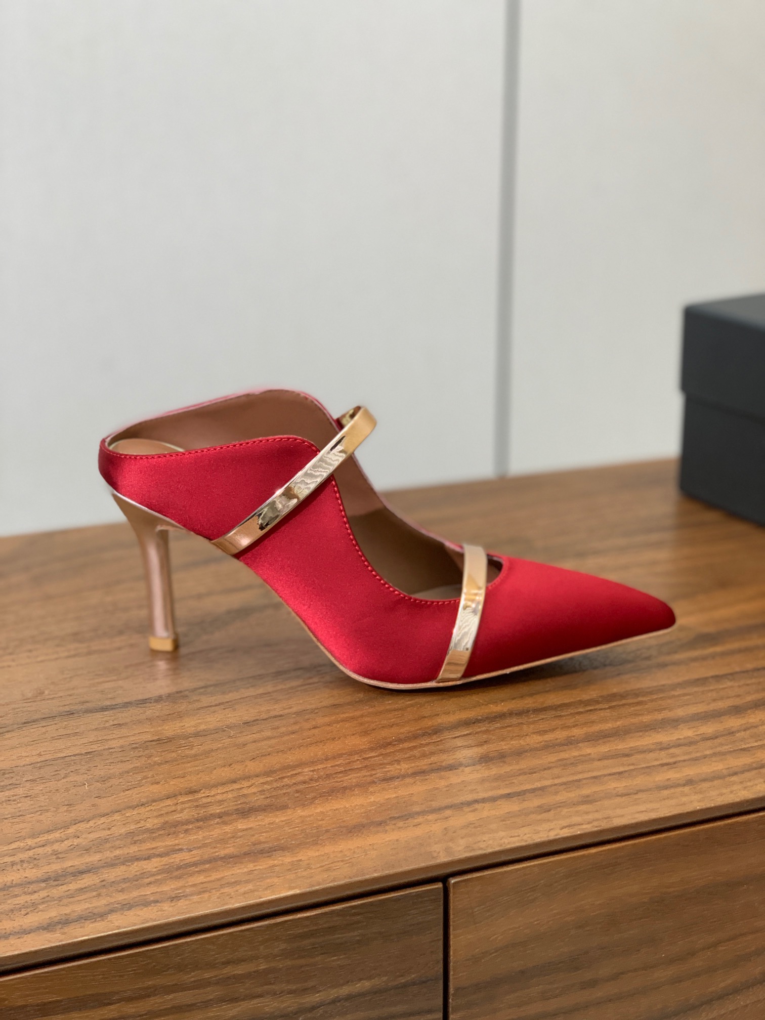 【Malone Souliers】中跟半拖。喜欢过通混搭不同触感和地质的材料达到一种平的衡感觉。鞋面采用