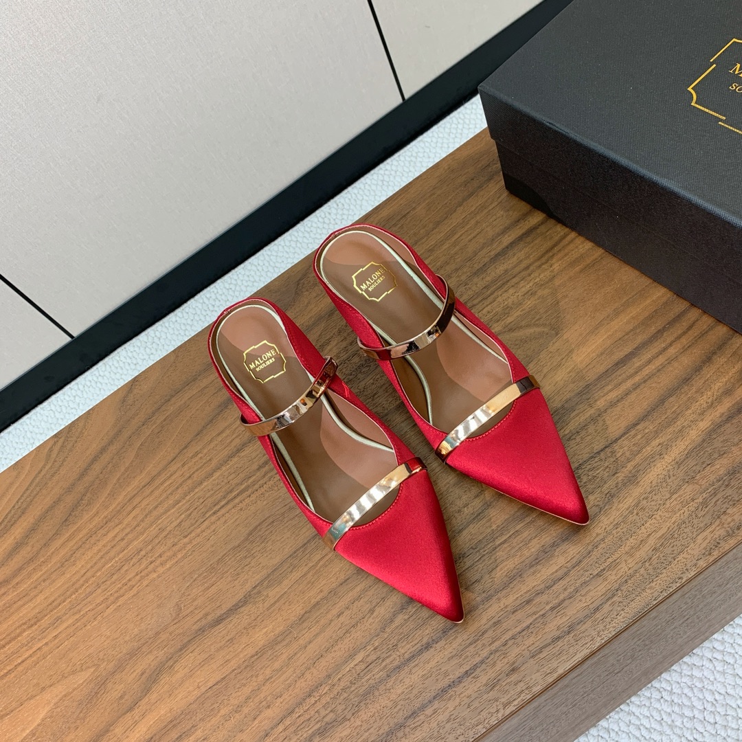 【Malone Souliers】中跟半拖。喜欢过通混搭不同触感和地质的材料达到一种平的衡感觉。鞋面采用