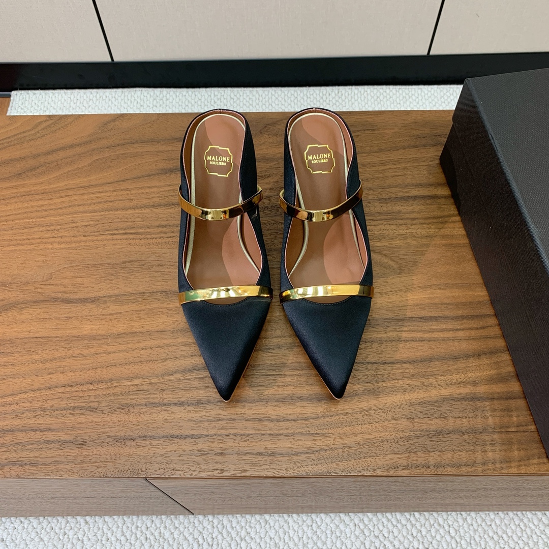 NO:230813,【Malone Souliers】Mid-heel semi-travel. I like to achieve a balanced feeling by mixing and matching materials with different touch and geological textures. The upper uses imported cowhide, sheepskin inner lining, and imported genuine leather outsole. Heel height is 8.5cm, size 35-41 (customized and not returned or exchanged) batch, semi-travel sandals, sandals, cowhide, sheepskin, Leather soles19860909【Malone Souliers】中跟半拖.喜欢过通混搭不同触感和地质的材料达到一种平的衡感觉.鞋面采用进口牛皮,羊皮内里,进口真皮大底.跟高8.5cm 码数35-41（40、41定制不退换） 批,半拖凉鞋,sandals,cowhide,sheepskin,Leather soles,Women's Shoes