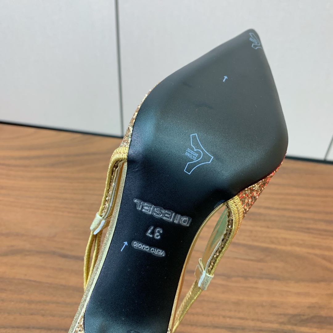 【Diesel】后空格利特高跟鞋。绝美Diesel高跟鞋，独家品牌辨识度的原版开模五金，流畅的线条，优雅