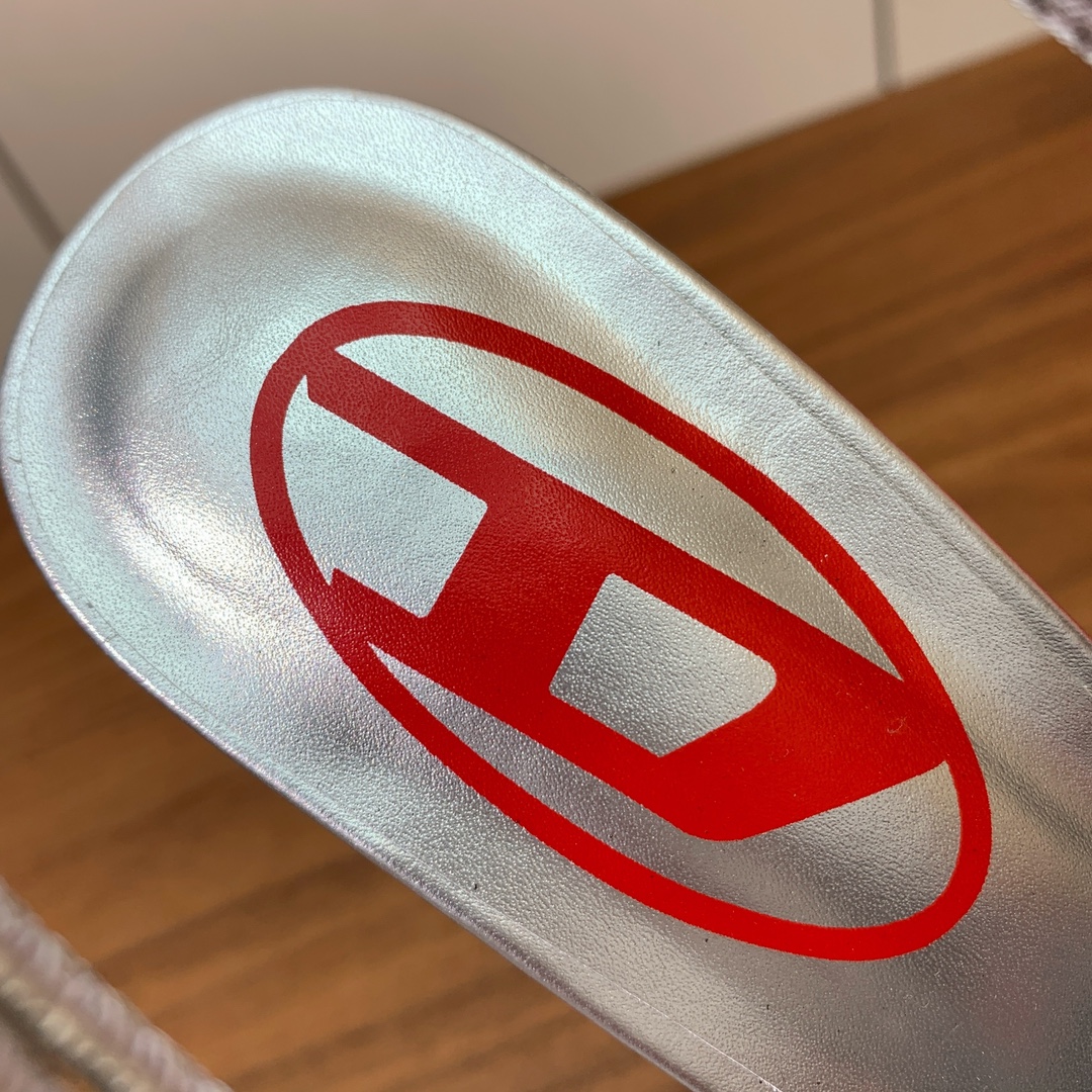 【Diesel】后空格利特高跟鞋。绝美Diesel高跟鞋，独家品牌辨识度的原版开模五金，流畅的线条，优雅