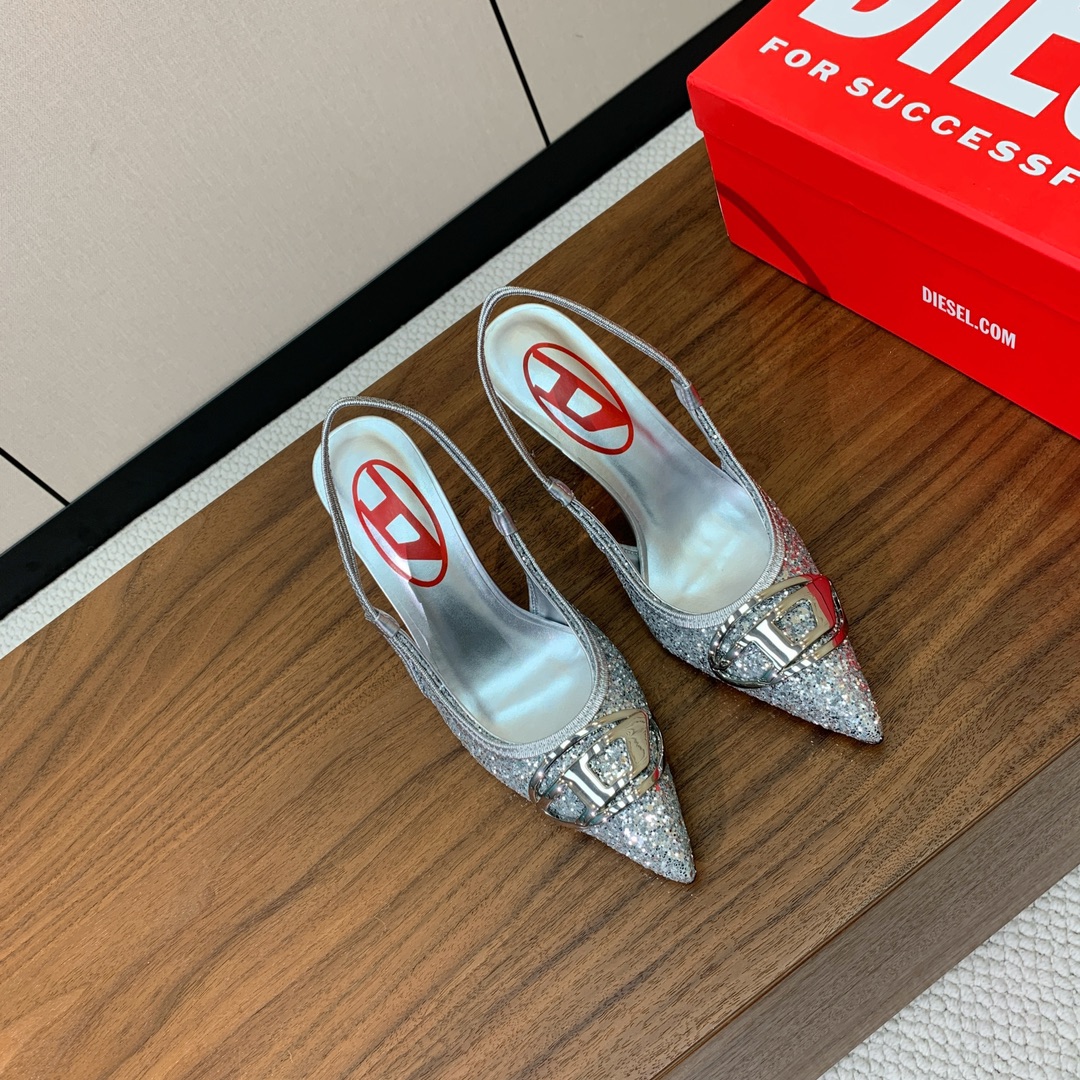 【Diesel】后空格利特高跟鞋。绝美Diesel高跟鞋，独家品牌辨识度的原版开模五金，流畅的线条，优雅