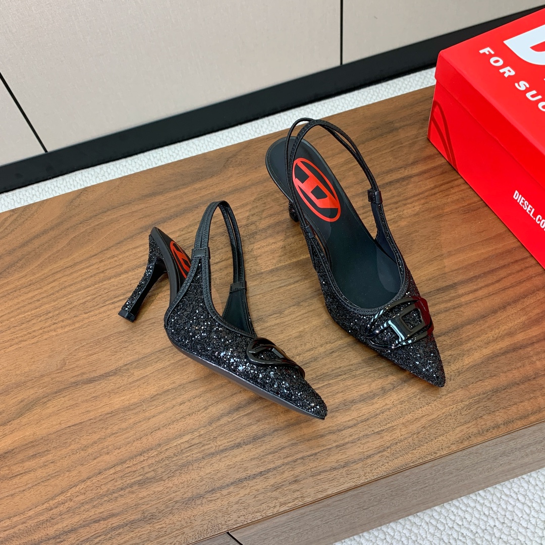 【Diesel】后空格利特高跟鞋。绝美Diesel高跟鞋，独家品牌辨识度的原版开模五金，流畅的线条，优雅