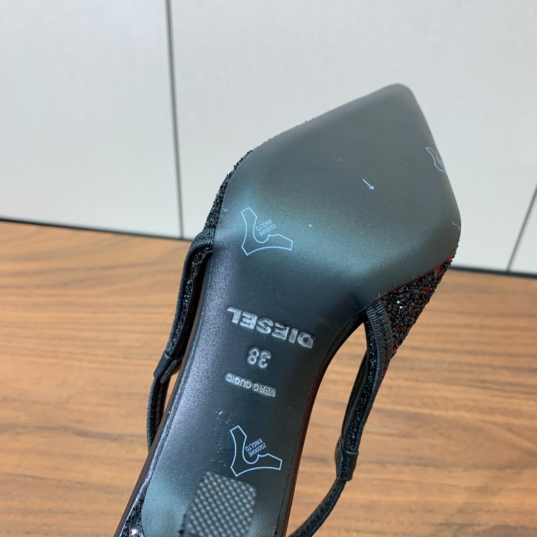 【Diesel】后空格利特高跟鞋。绝美Diesel高跟鞋，独家品牌辨识度的原版开模五金，流畅的线条，优雅