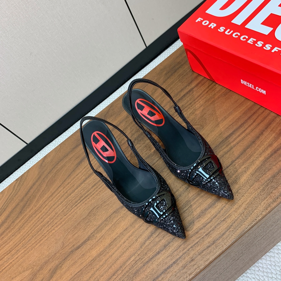 【Diesel】后空格利特高跟鞋。绝美Diesel高跟鞋，独家品牌辨识度的原版开模五金，流畅的线条，优雅