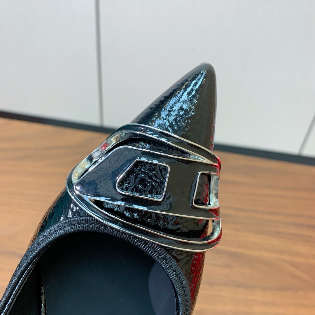 【Diesel】后空牛皮尖头高跟鞋。绝美Diesel高跟鞋，独家品牌辨识度的原版开模五金。流畅的线条，优