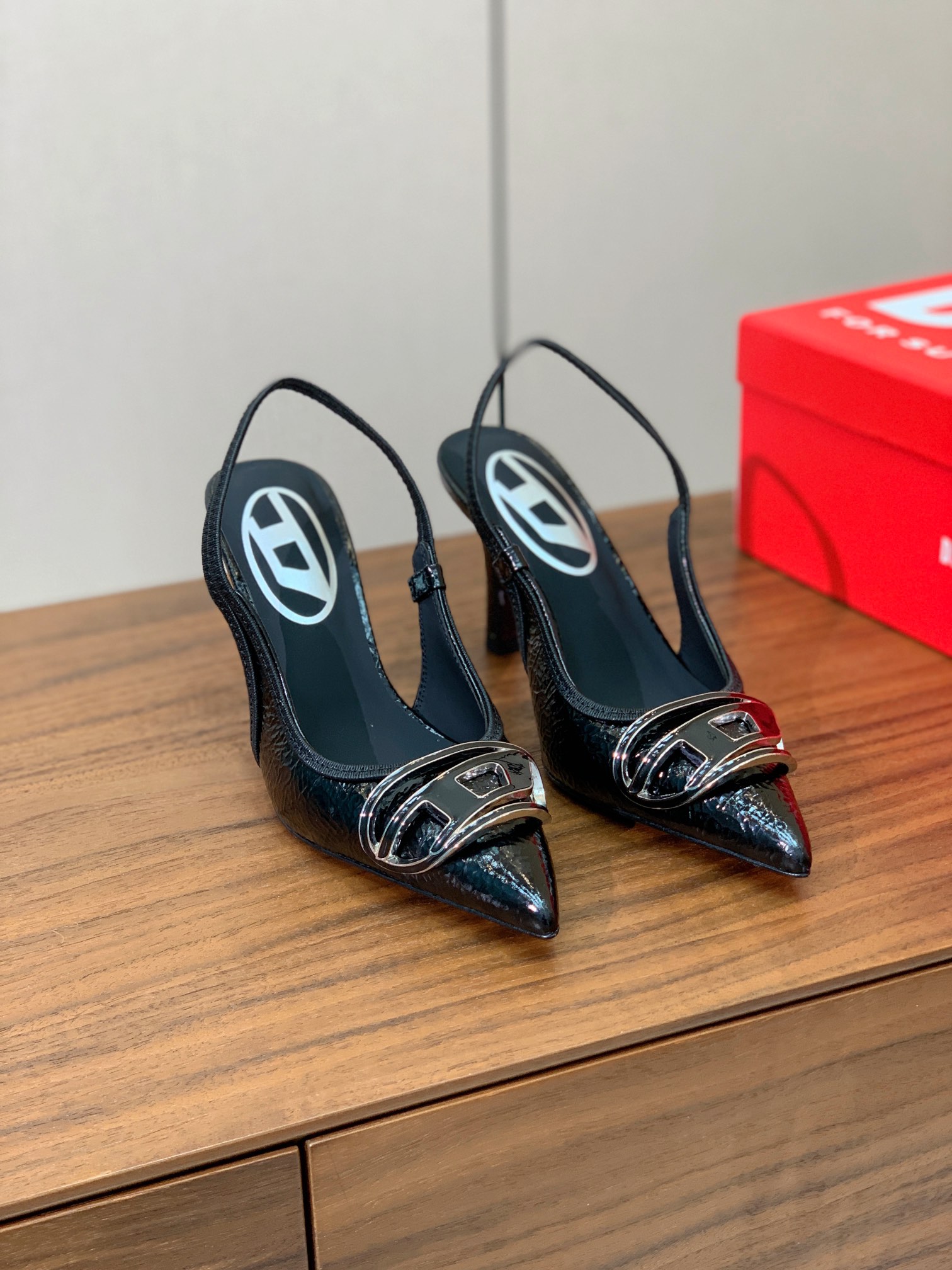 【Diesel】后空牛皮尖头高跟鞋。绝美Diesel高跟鞋，独家品牌辨识度的原版开模五金。流畅的线条，优