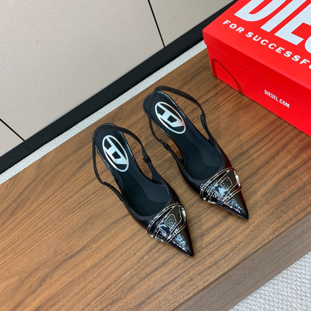 【Diesel】后空牛皮尖头高跟鞋。绝美Diesel高跟鞋，独家品牌辨识度的原版开模五金。流畅的线条，优
