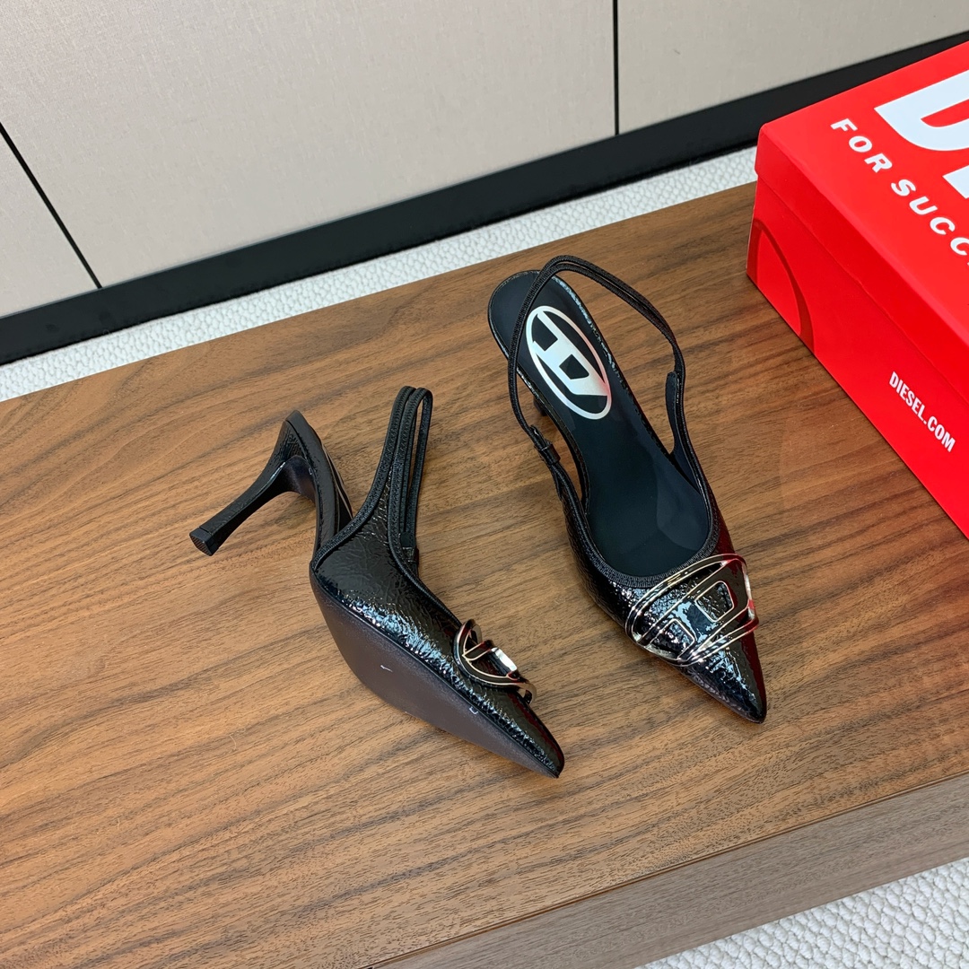 【Diesel】后空牛皮尖头高跟鞋。绝美Diesel高跟鞋，独家品牌辨识度的原版开模五金。流畅的线条，优
