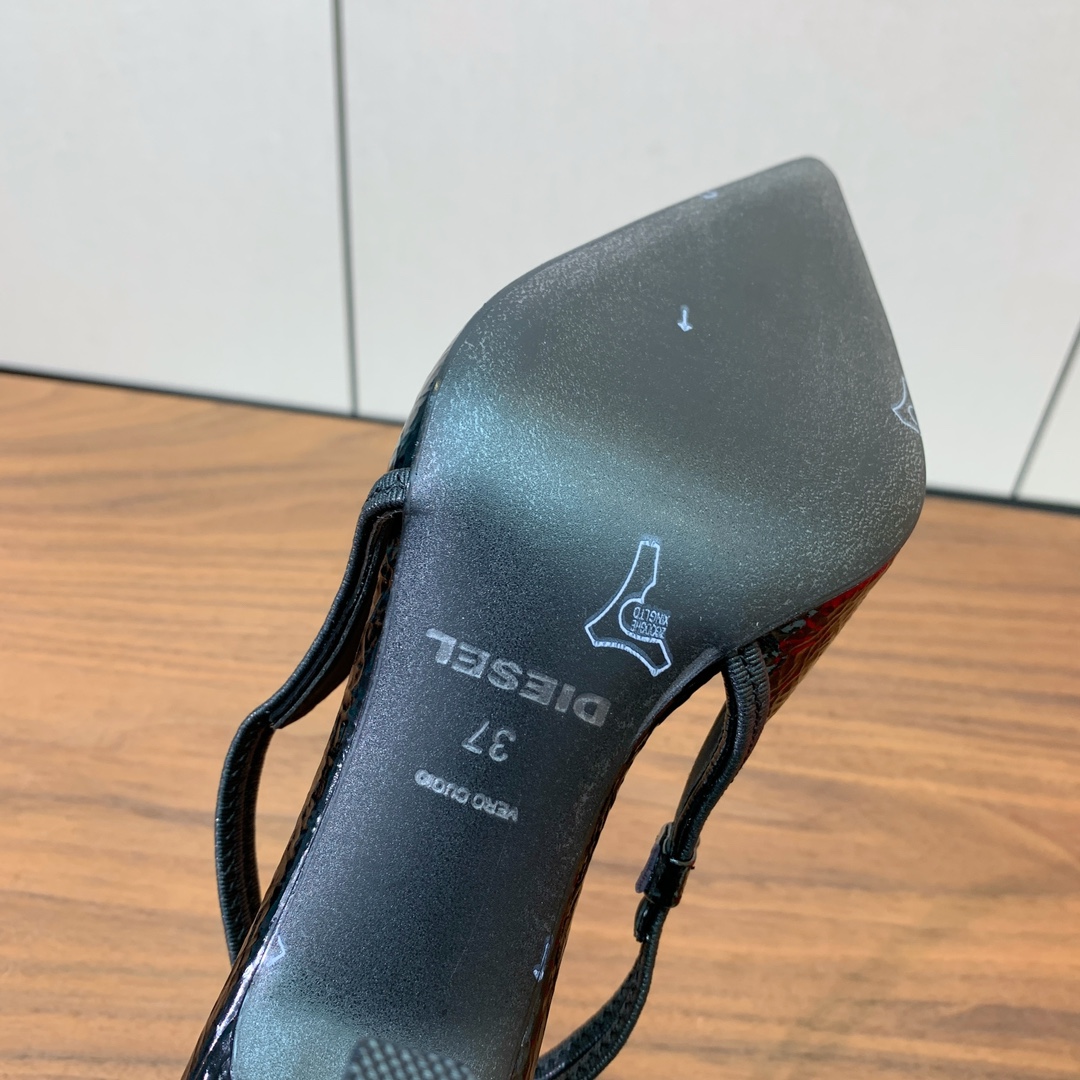 【Diesel】后空牛皮尖头高跟鞋。绝美Diesel高跟鞋，独家品牌辨识度的原版开模五金。流畅的线条，优