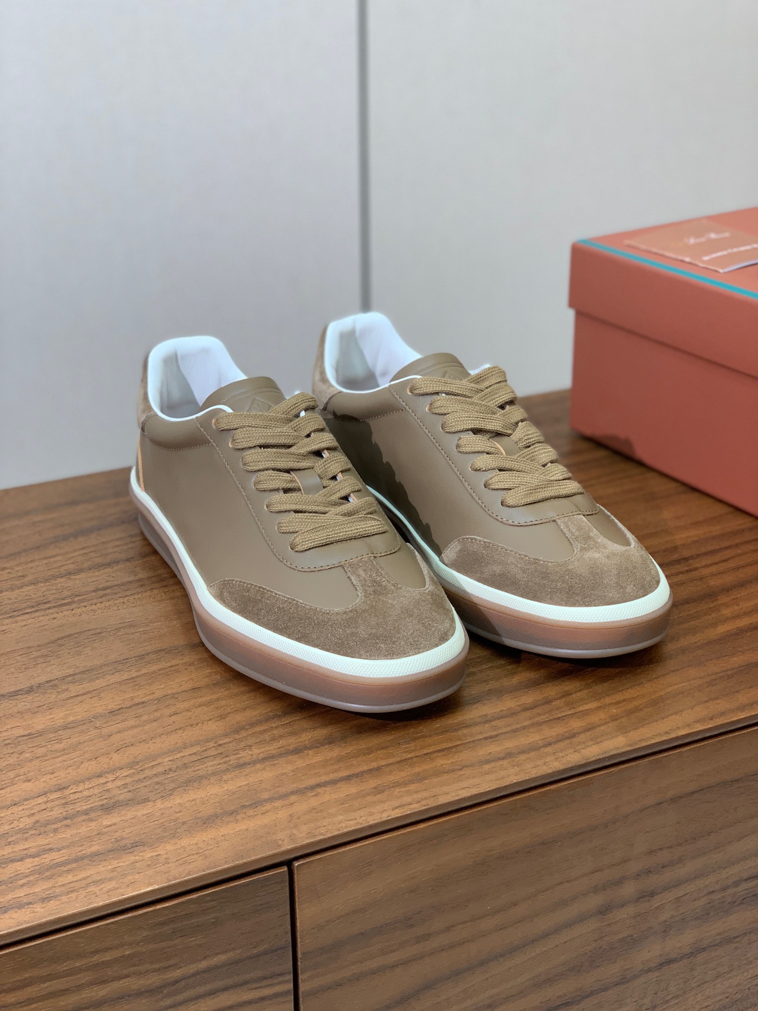 【Loro Piana】情侣款德训鞋。简约时尚，鞋面采用环保牛皮、牛反绒。进口耐磨橡胶成型底。
码数：女