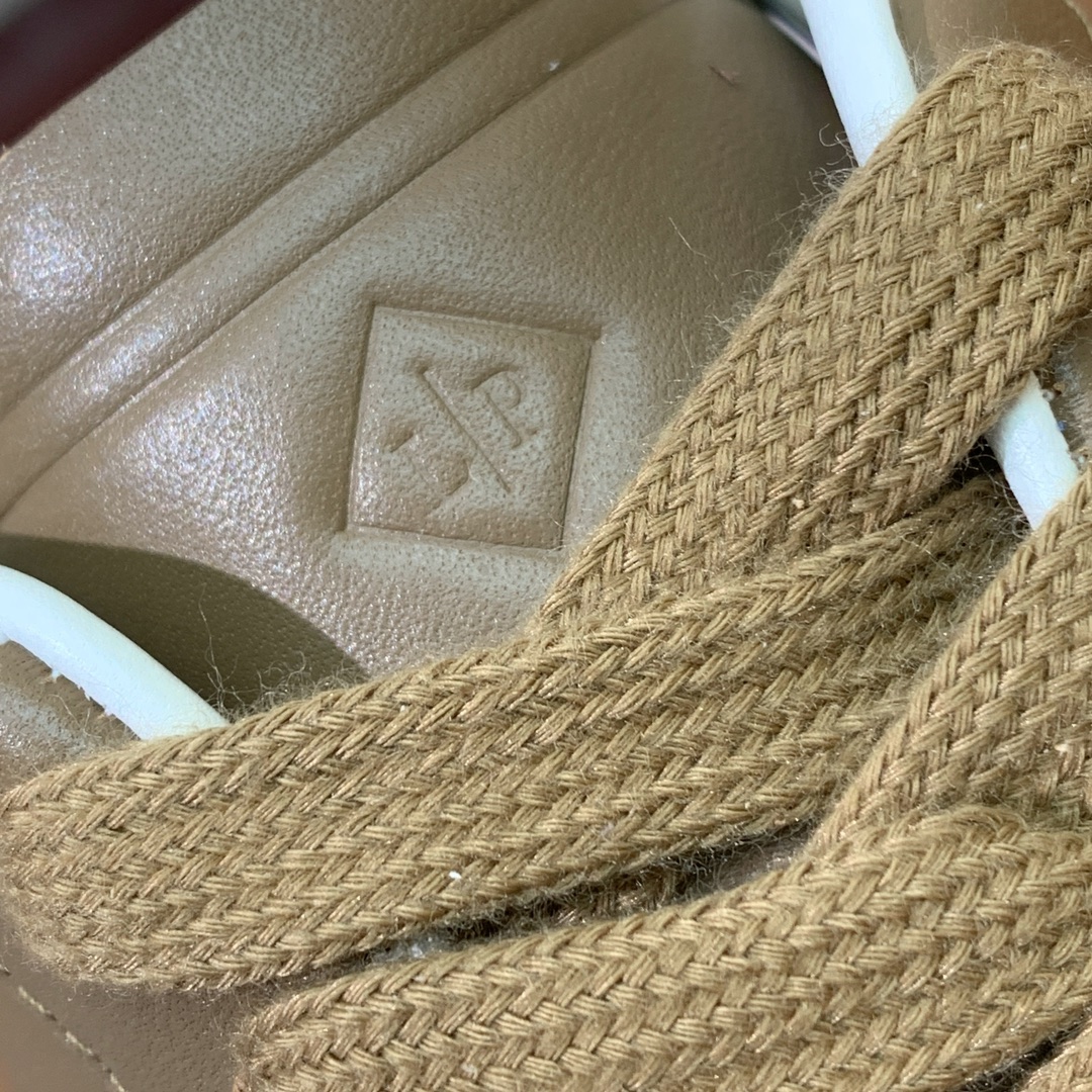 【Loro Piana】情侣款德训鞋。简约时尚，鞋面采用环保牛皮、牛反绒。进口耐磨橡胶成型底。
码数：女