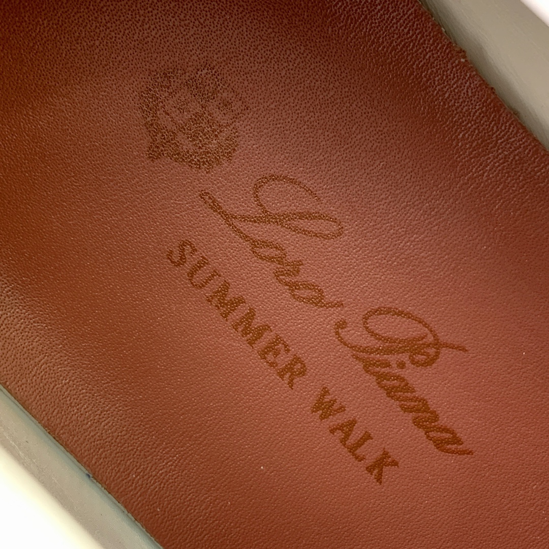 【Loro Piana】情侣款德训鞋。简约时尚，鞋面采用环保牛皮、牛反绒。进口耐磨橡胶成型底。
码数：女