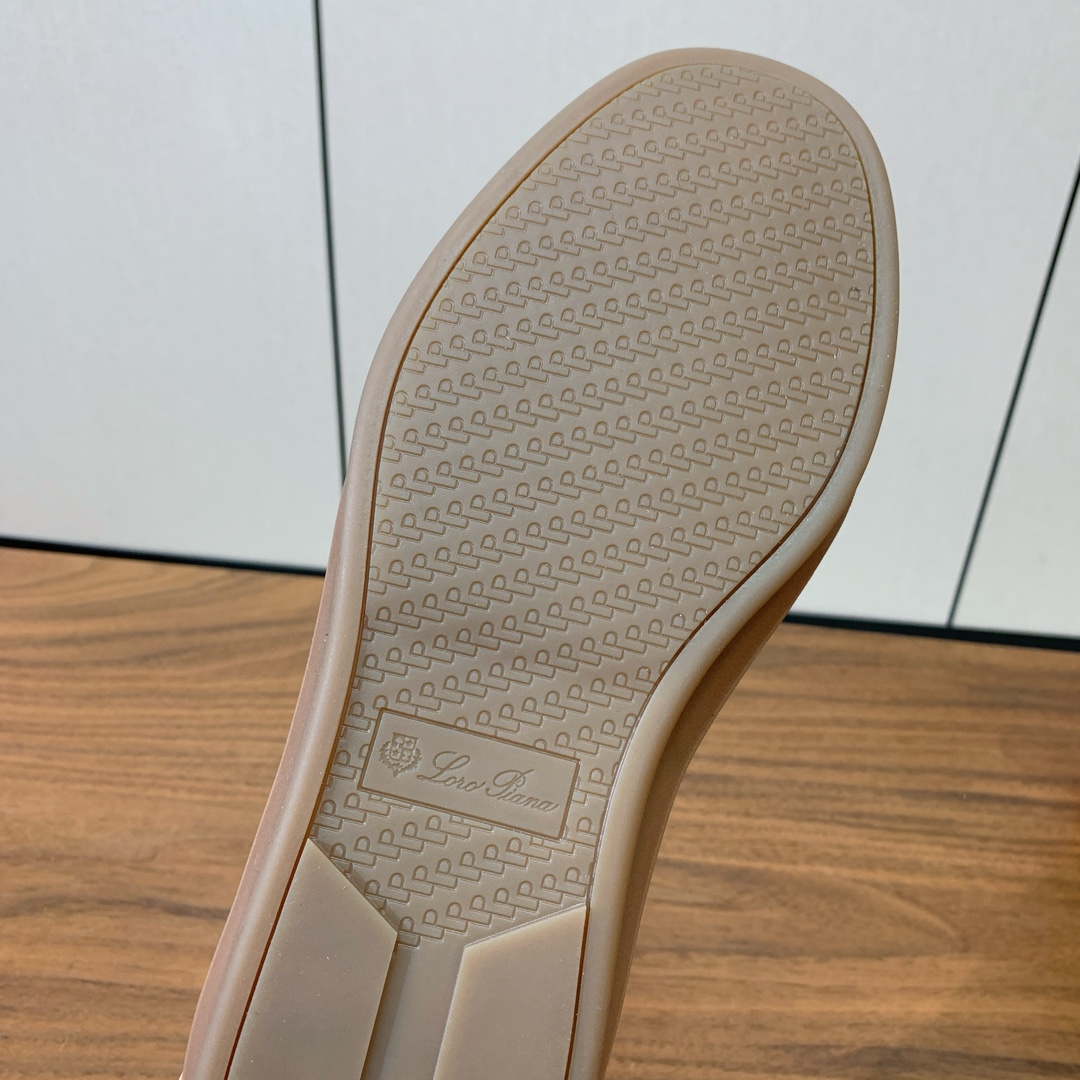 【Loro Piana】情侣款德训鞋。简约时尚，鞋面采用环保牛皮、牛反绒。进口耐磨橡胶成型底。
码数：女