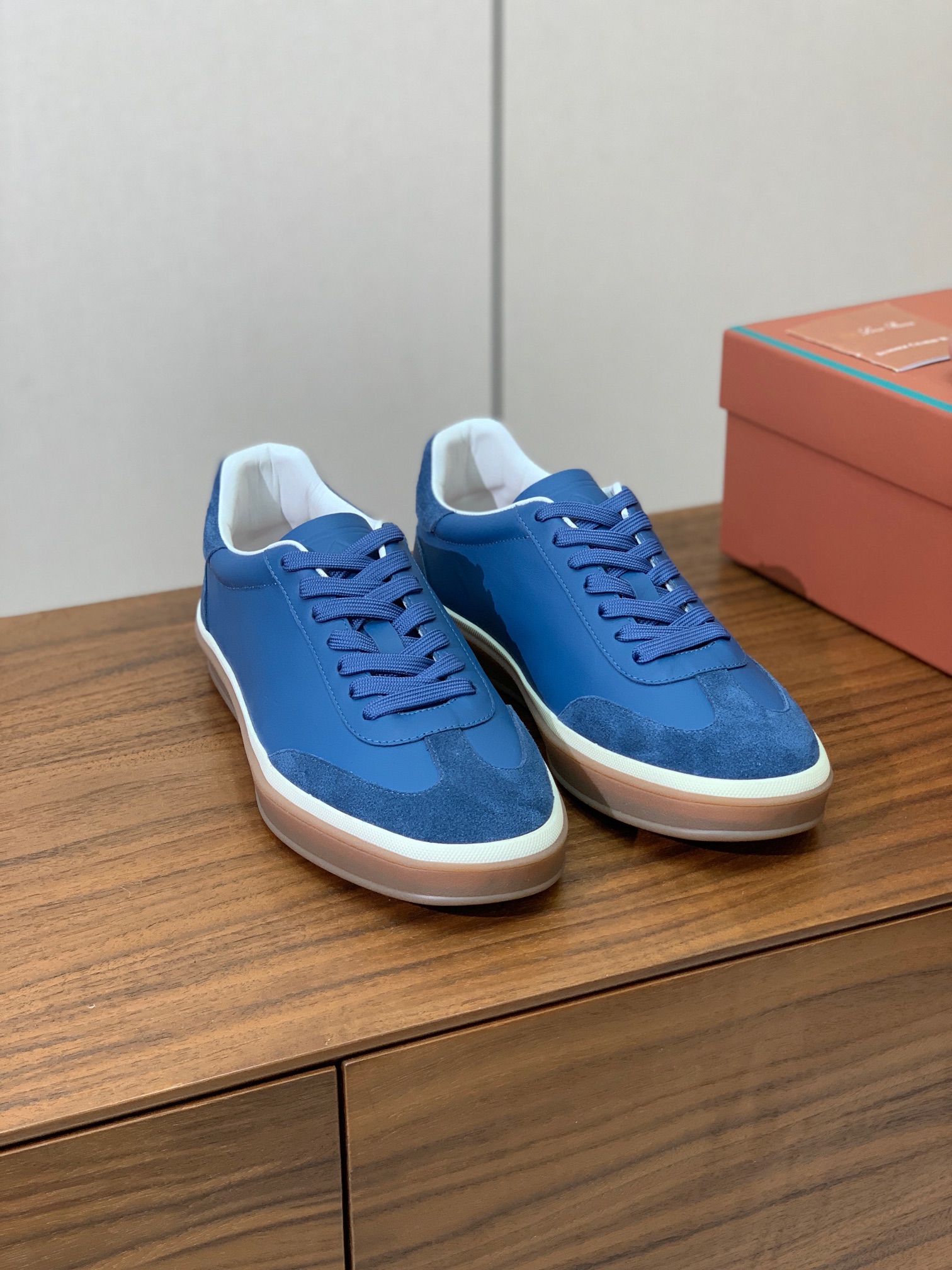 【Loro Piana】情侣款德训鞋。简约时尚，鞋面采用环保牛皮、牛反绒。进口耐磨橡胶成型底。
码数：女