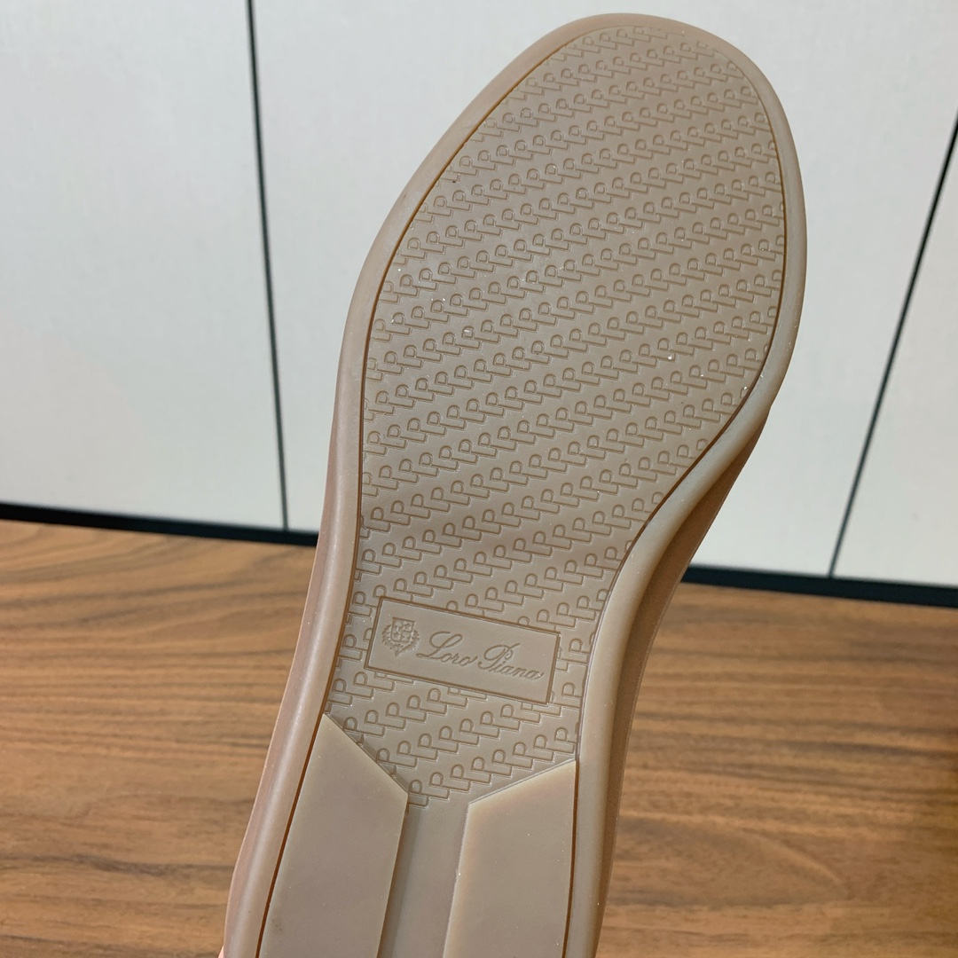 【Loro Piana】情侣款德训鞋。简约时尚，鞋面采用环保牛皮、牛反绒。进口耐磨橡胶成型底。
码数：女