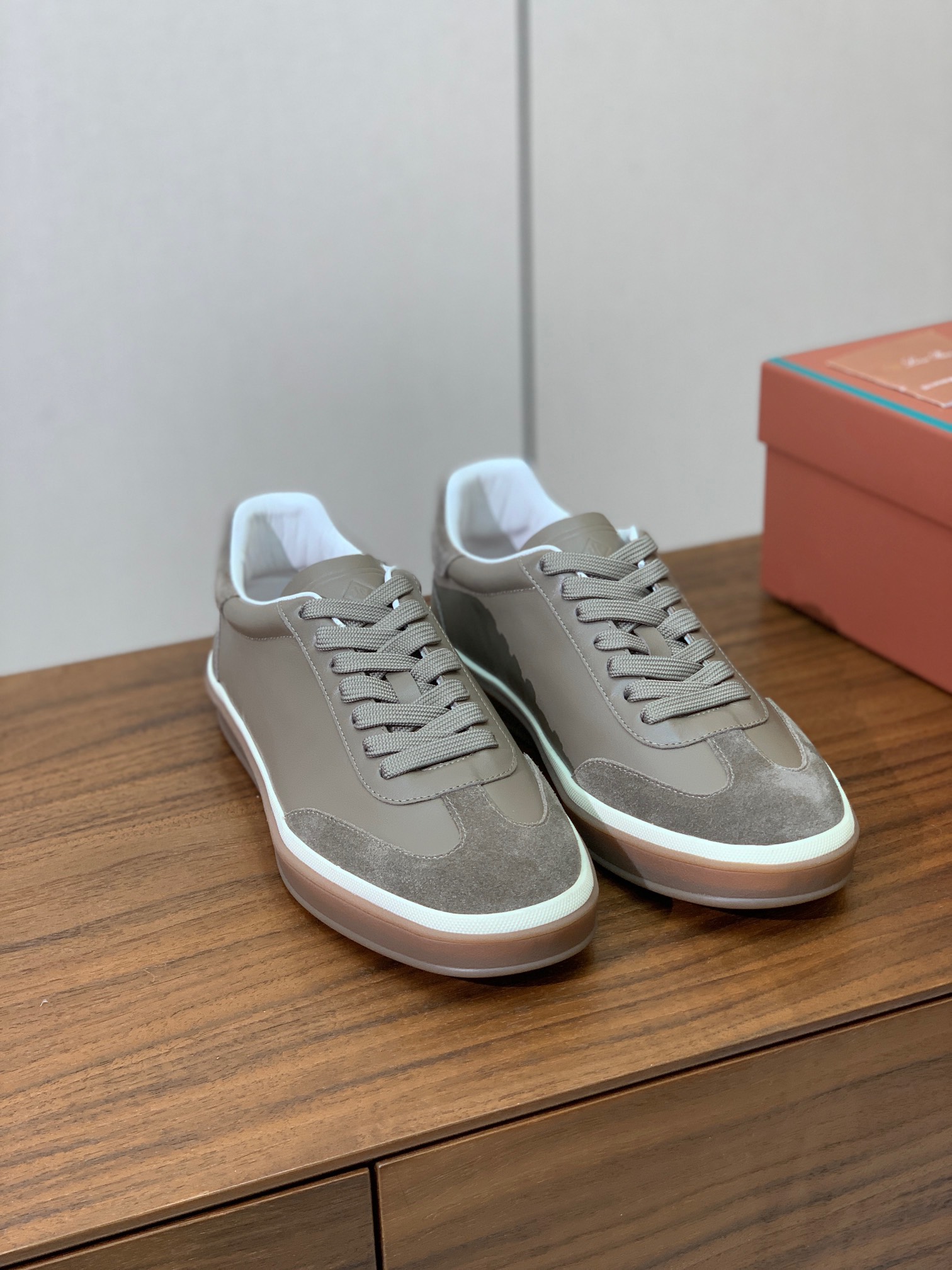 【Loro Piana】情侣款德训鞋。简约时尚，鞋面采用环保牛皮、牛反绒。进口耐磨橡胶成型底。
码数：女