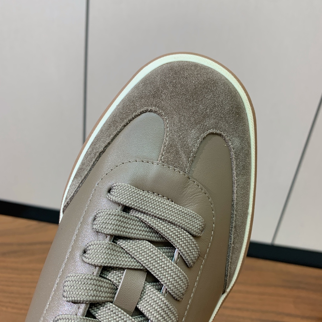 【Loro Piana】情侣款德训鞋。简约时尚，鞋面采用环保牛皮、牛反绒。进口耐磨橡胶成型底。
码数：女