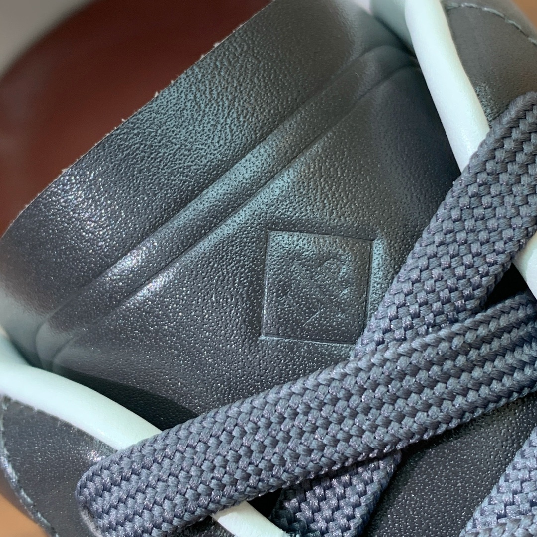 【Loro Piana】情侣款德训鞋。简约时尚，鞋面采用环保牛皮、牛反绒。进口耐磨橡胶成型底。
码数：女