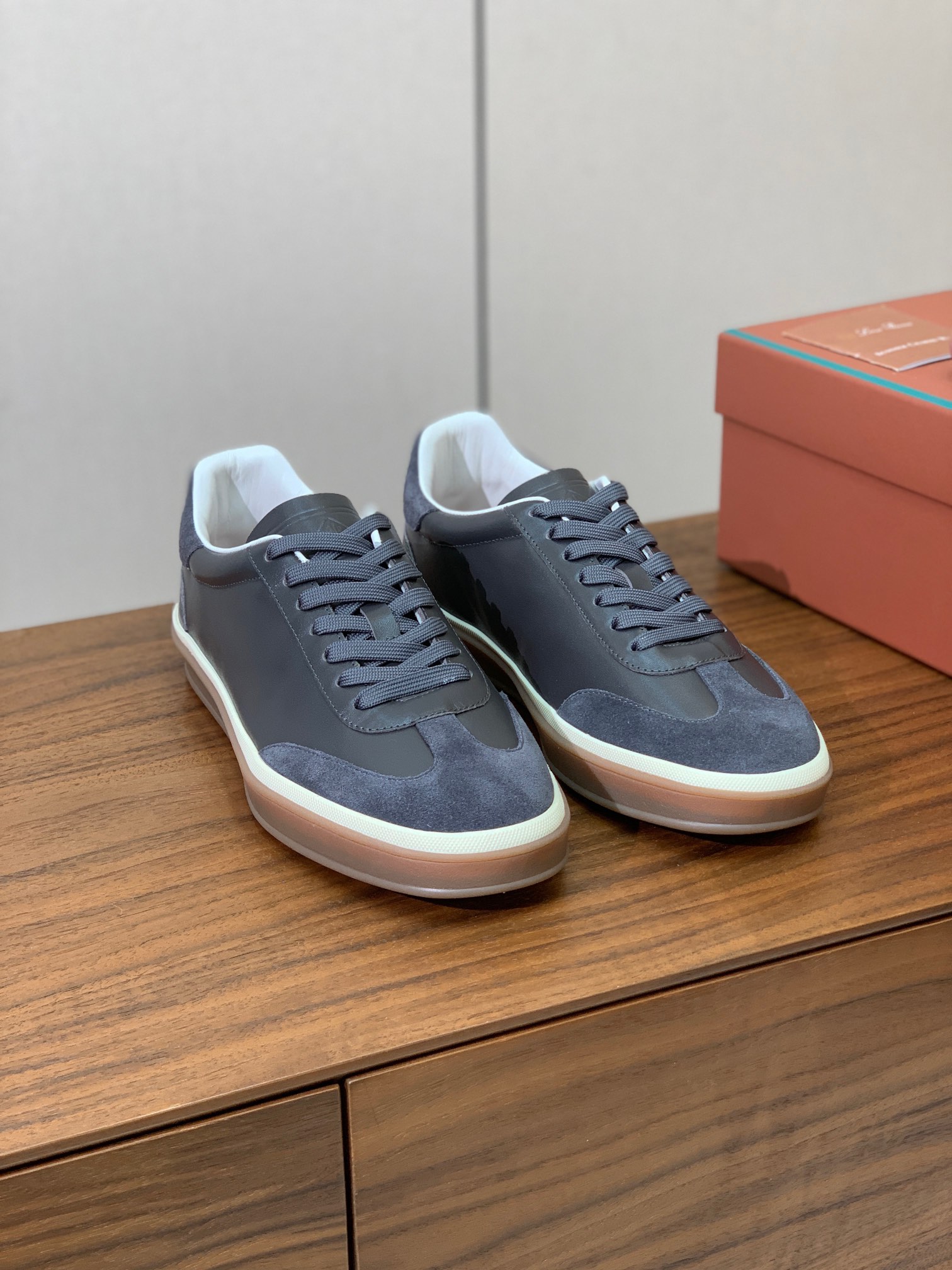 【Loro Piana】情侣款德训鞋。简约时尚，鞋面采用环保牛皮、牛反绒。进口耐磨橡胶成型底。
码数：女