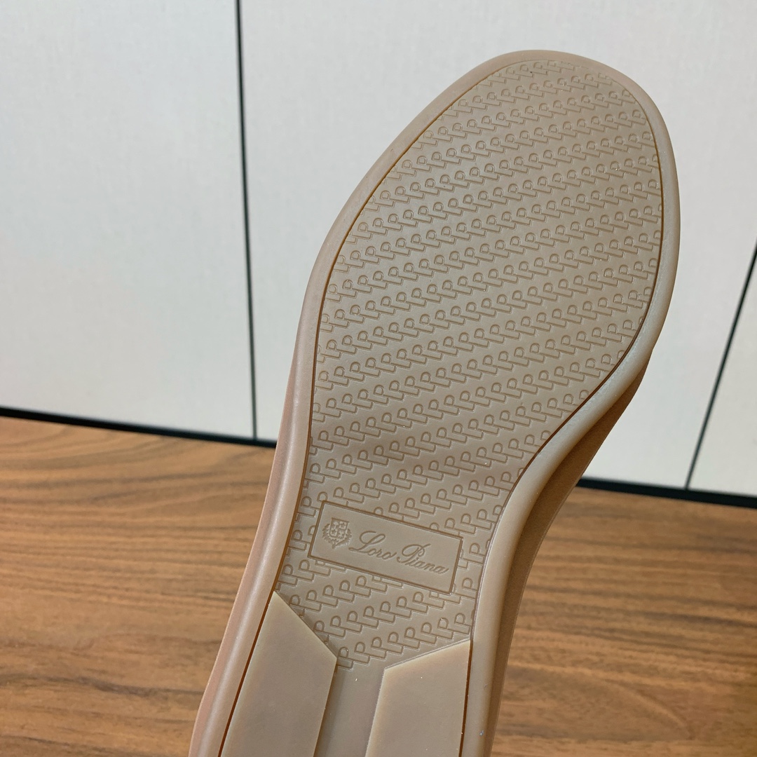 【Loro Piana】情侣款德训鞋。简约时尚，鞋面采用环保牛皮、牛反绒。进口耐磨橡胶成型底。
码数：女