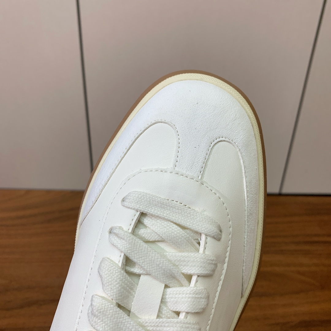 【Loro Piana】情侣款德训鞋。简约时尚，鞋面采用环保牛皮、牛反绒。进口耐磨橡胶成型底。
码数：女