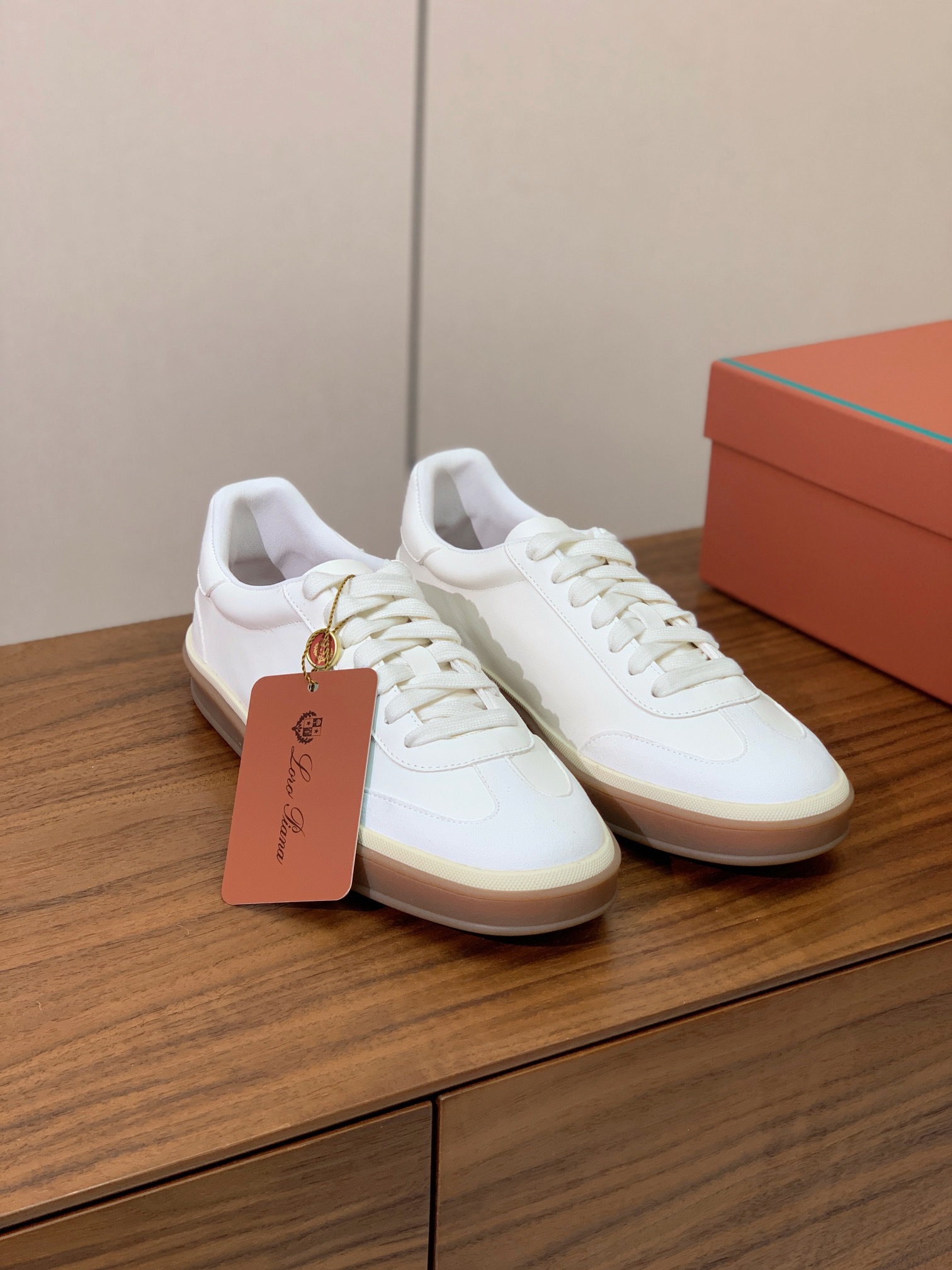 【Loro Piana】情侣款德训鞋。简约时尚，鞋面采用环保牛皮、牛反绒。进口耐磨橡胶成型底。
码数：女