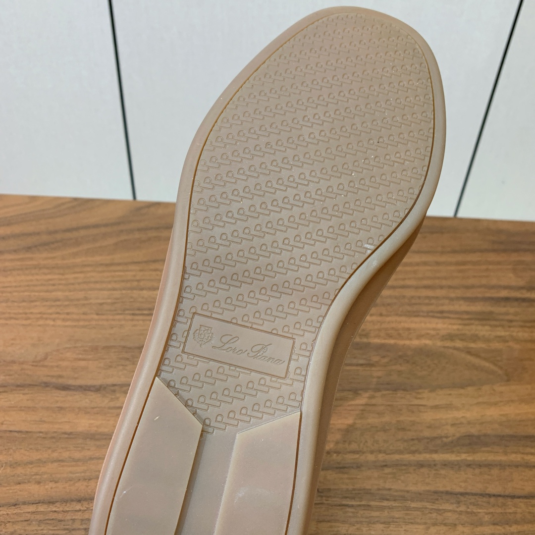 【Loro Piana】情侣款德训鞋。简约时尚，鞋面采用环保牛皮、牛反绒。进口耐磨橡胶成型底。
码数：女