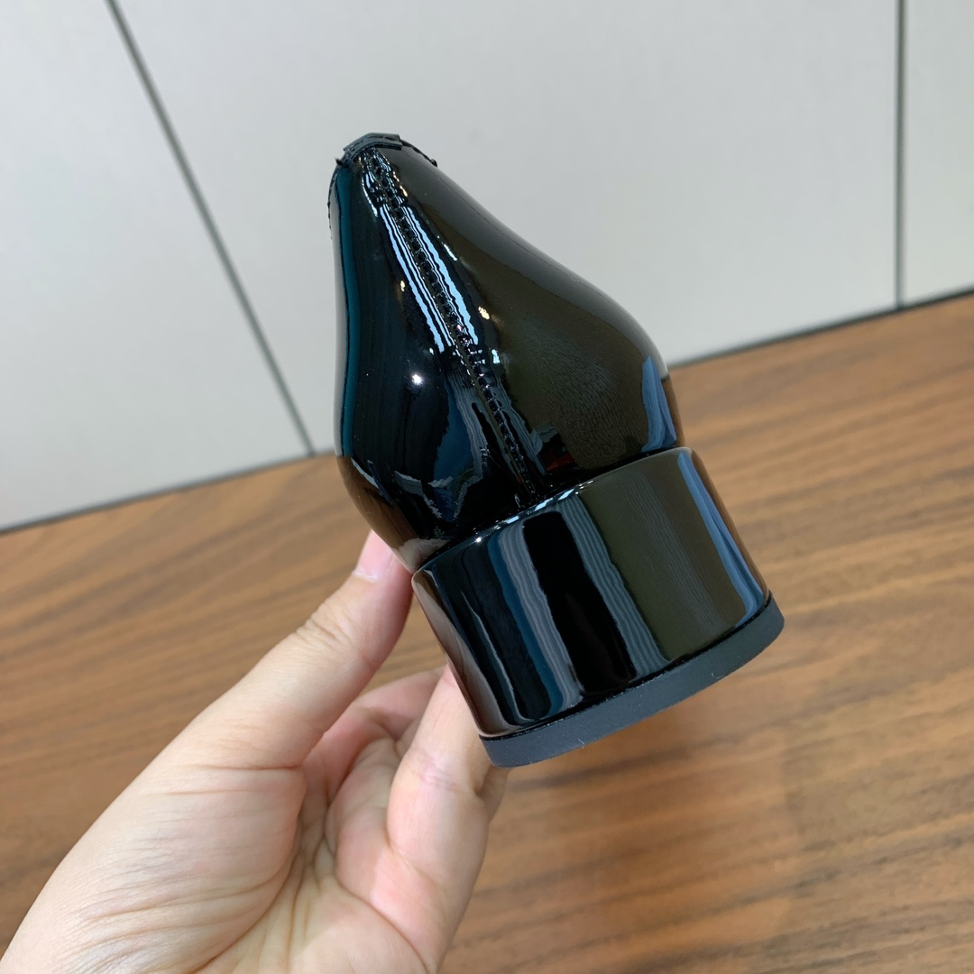【Pra*a】玛丽珍单鞋。复古俏皮又不失大气得体。鞋面采用定制小牛漆，羊皮内里及垫脚。进口真皮注塑大底。